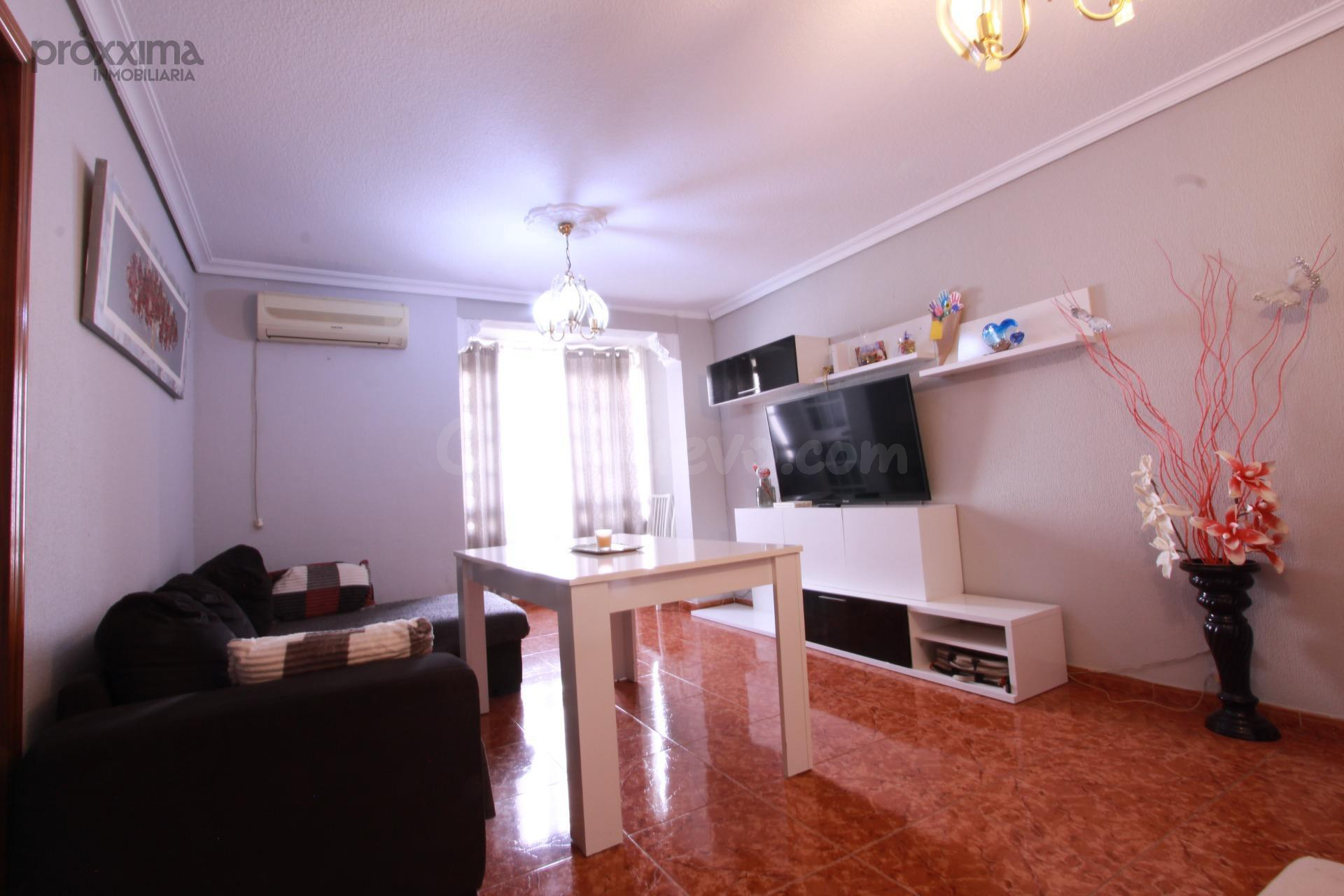 VIVIENDA AMPLIA, ASCENSOR Y TERRAZA INTEGRADA EN EL SALÓN