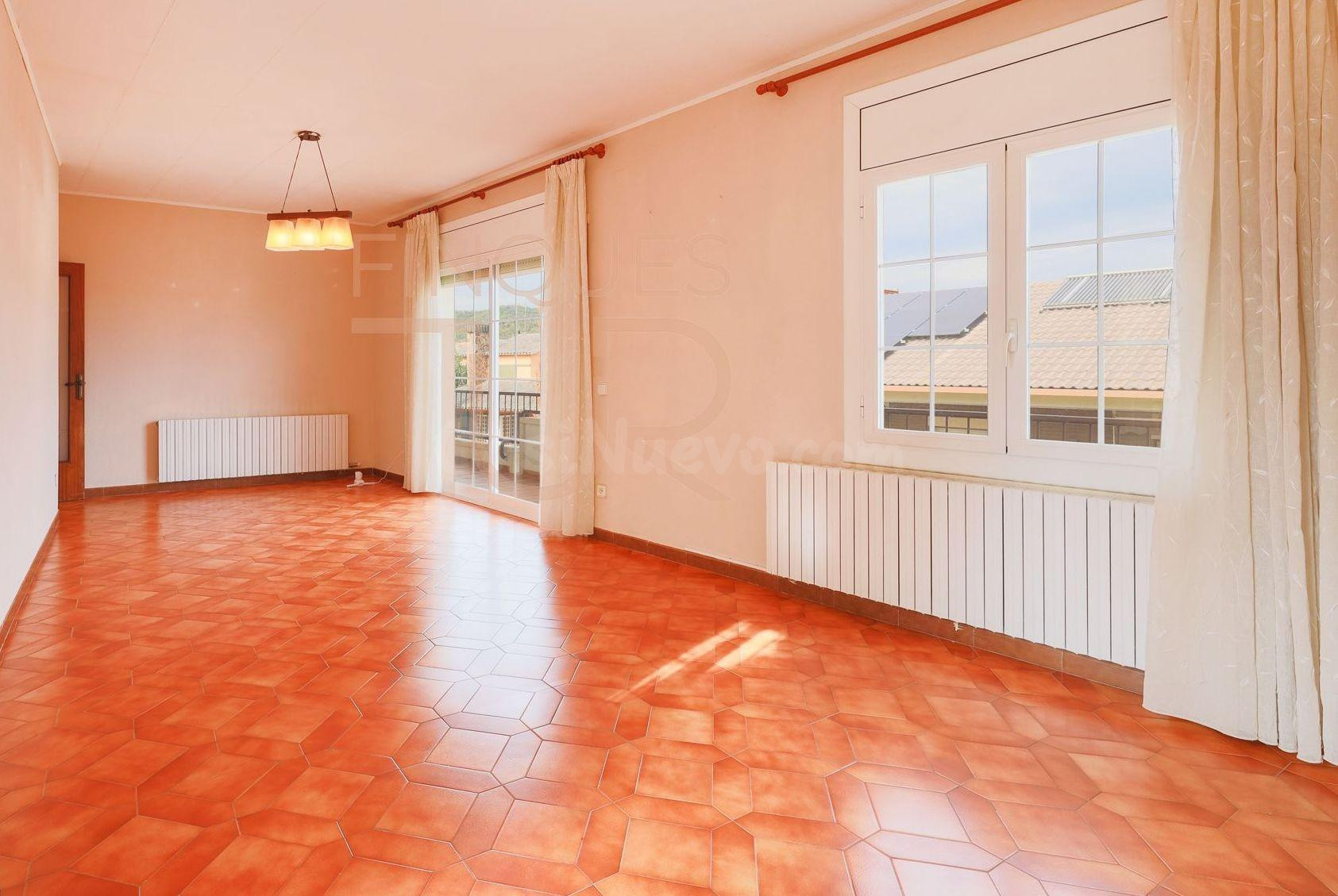 VENTA de AMPLIO en BREDA:  4 DORMITORIOS, MUY LUMINOSO y JUNTO al CENTRO DE BREDA