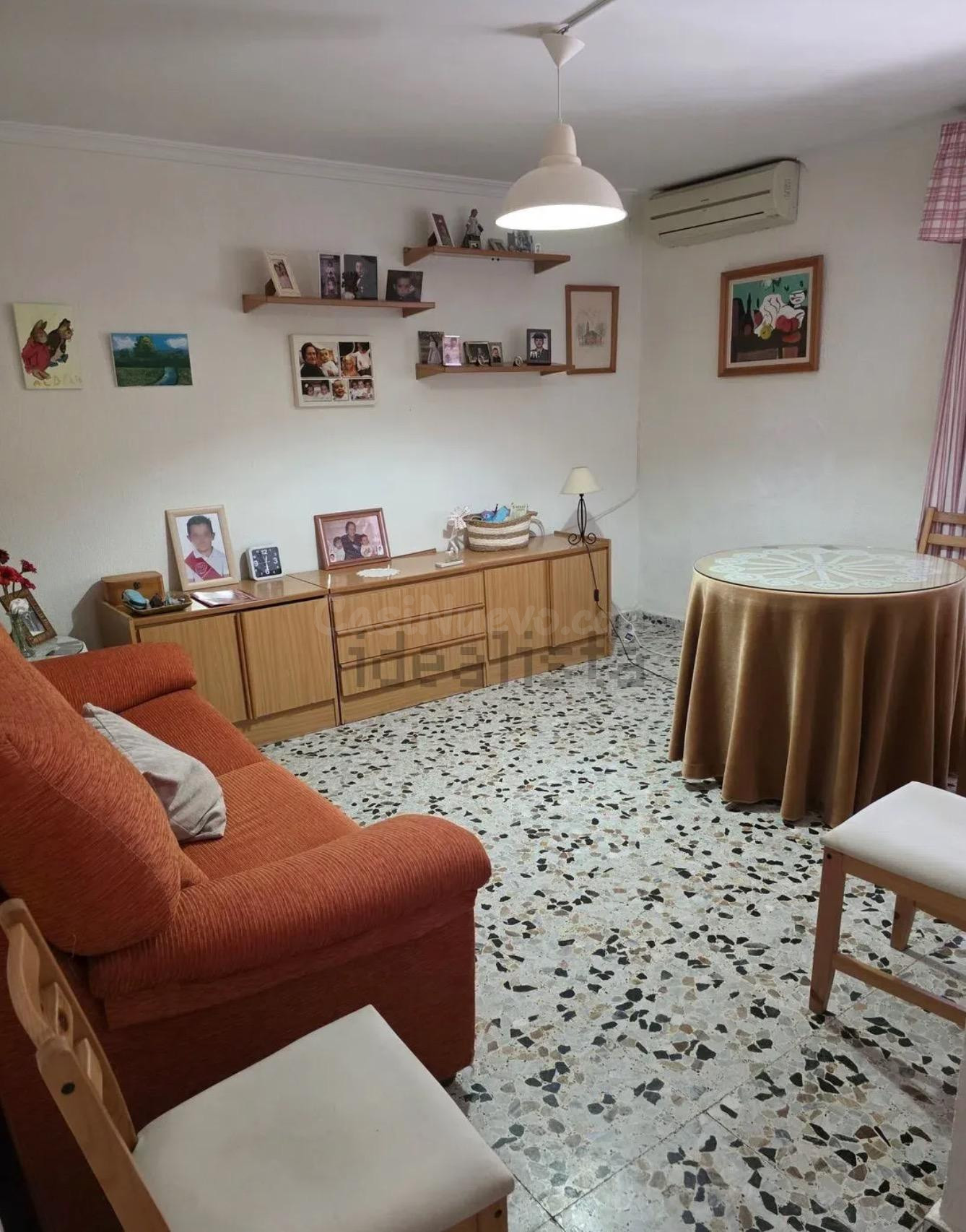 CASA DE PUEBLO EN VENTA – AMPLIA, CÓMODA Y CON GARAJE