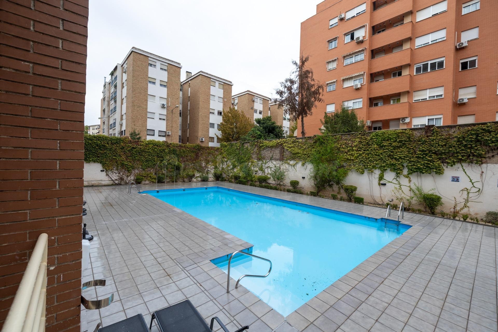 Piso de dos dormitorios en Sanders, en urbanización privada con piscina, pistas de padel, plaza de garaje y trastero