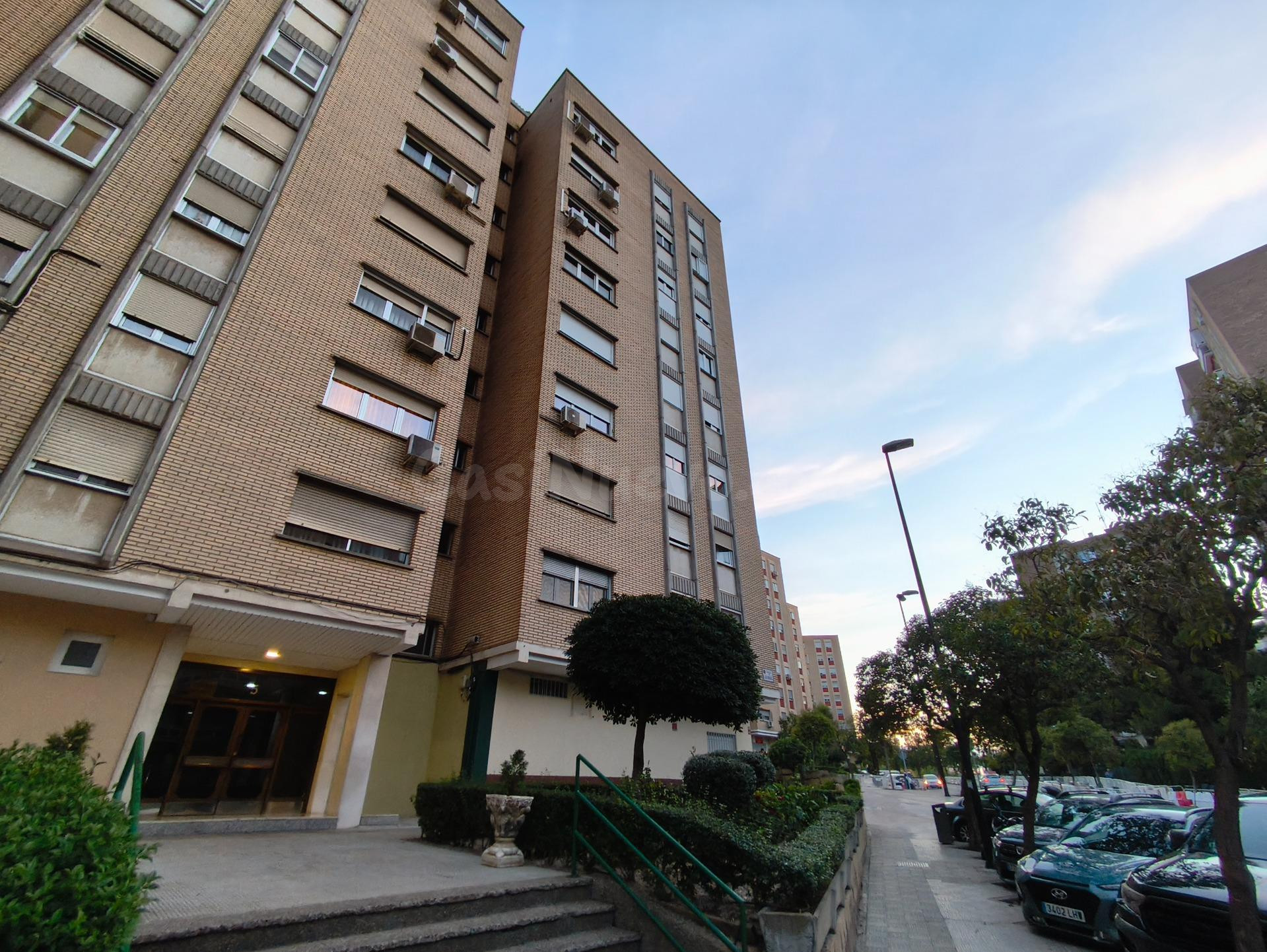 Piso de 89m2. Distribuido en tres dormitorios, salón, cocina y baño