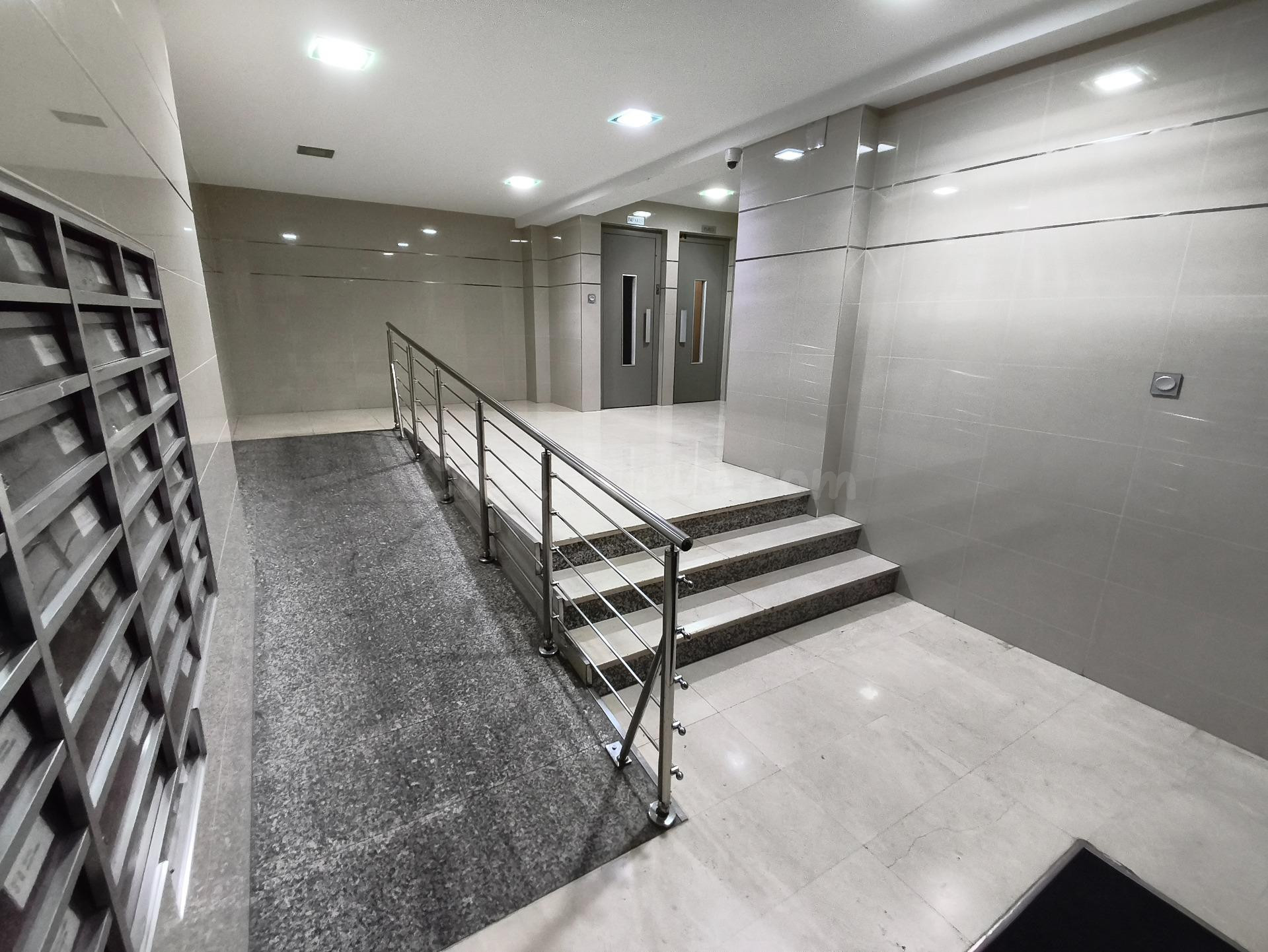 Piso de 89m2. Distribuido en tres dormitorios, salón, cocina - foto 3