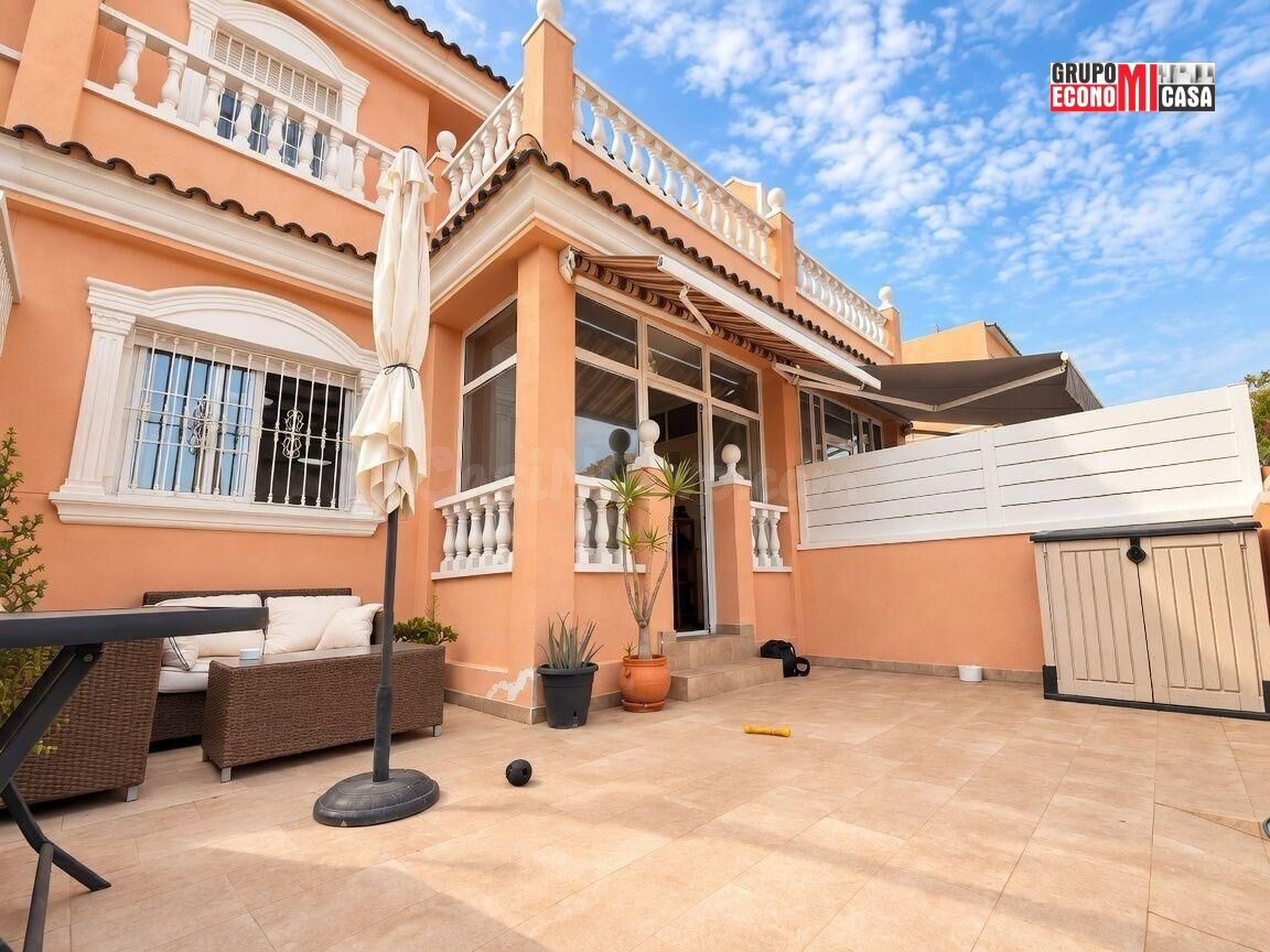 Chalet adosado de 2 dormitorios con terraza, piscina y sol de tarde en Gran Alacant