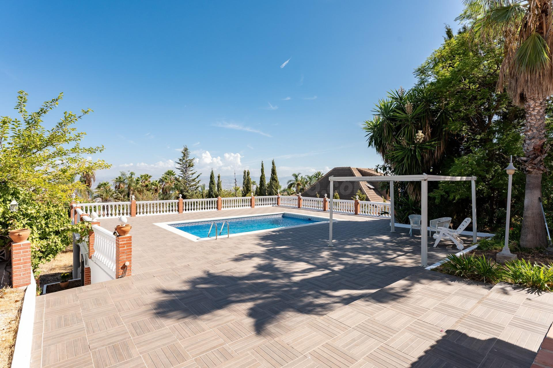 CHALET INDEPENDIENTE DE UNA SOLA PLANTA CON PISCINA