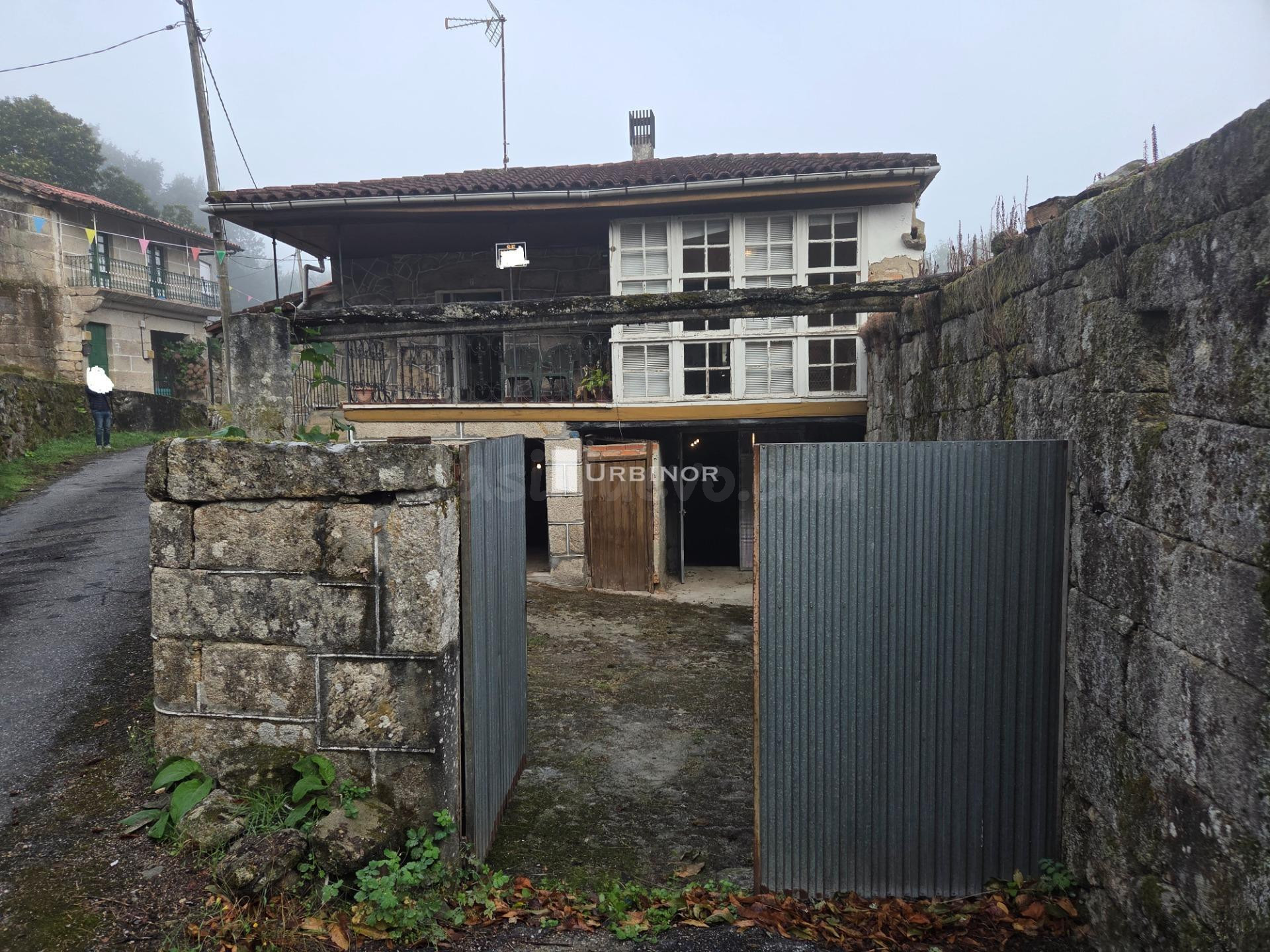 CASA de piedra, con patio cerrado. A 1 km. AYTO. ESGOS