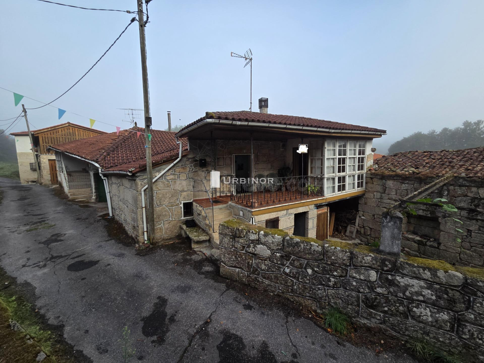 CASA de piedra, con patio cerrado. A 1 km. AYTO. ESGOS - foto 3