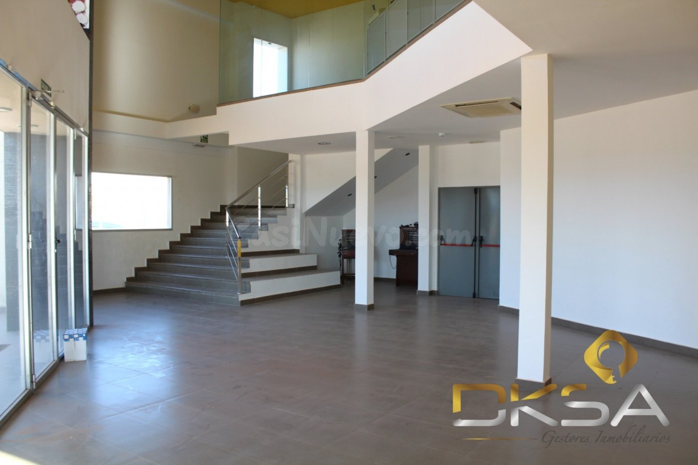 Nave con oficinas muy bien ubicada, ocasión!! - foto 3