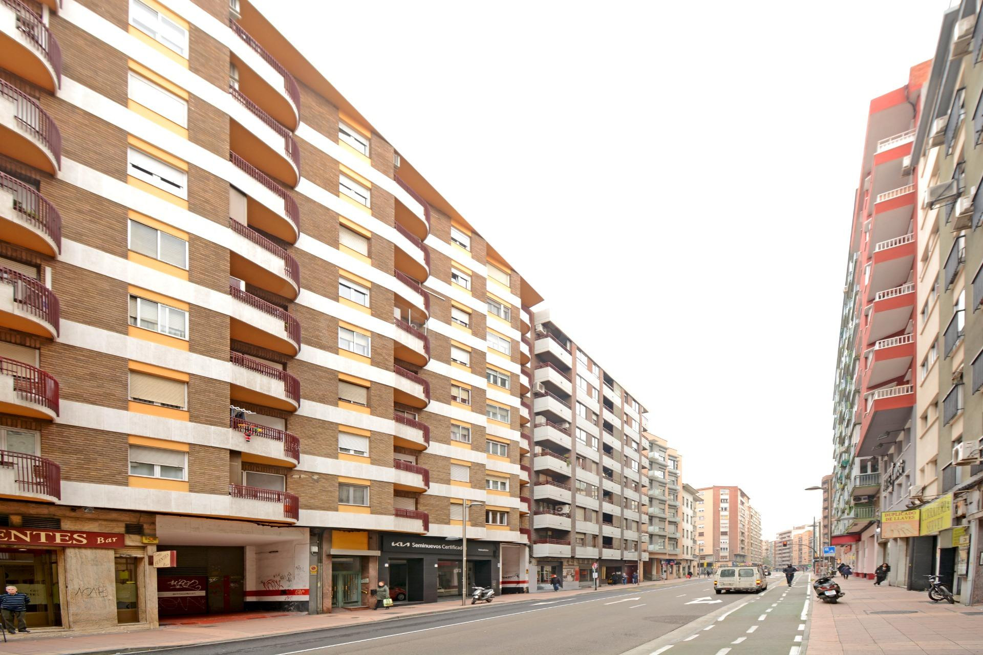 PISO DE 3 DORMITORIOS CON GRAN TERRAZA- C/ MIGUEL SERVET
