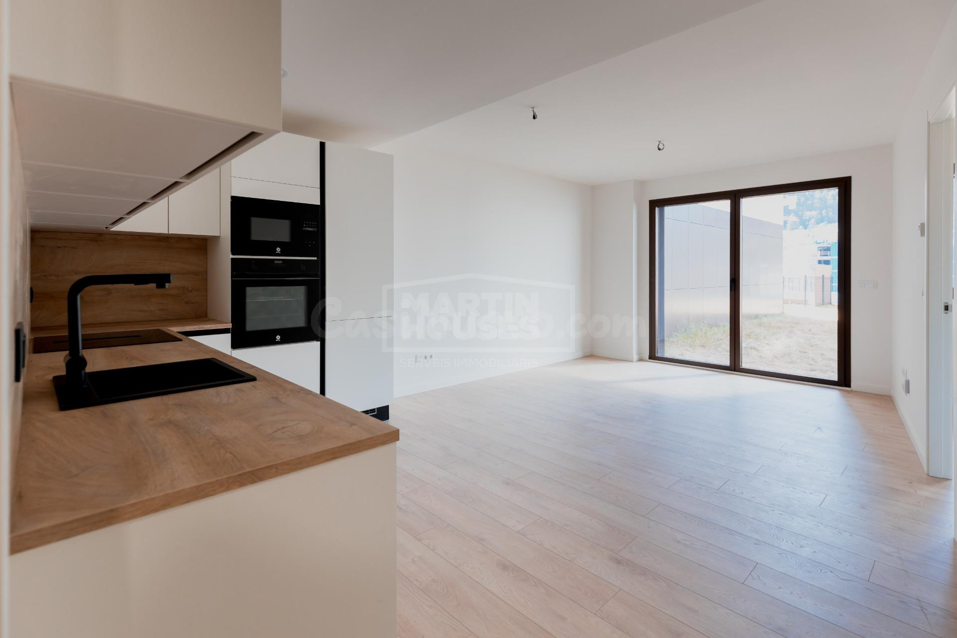 Si buscas una vivienda nueva a estrenar, con jardín privado y en pleno centro, este piso es una oportunidad única.