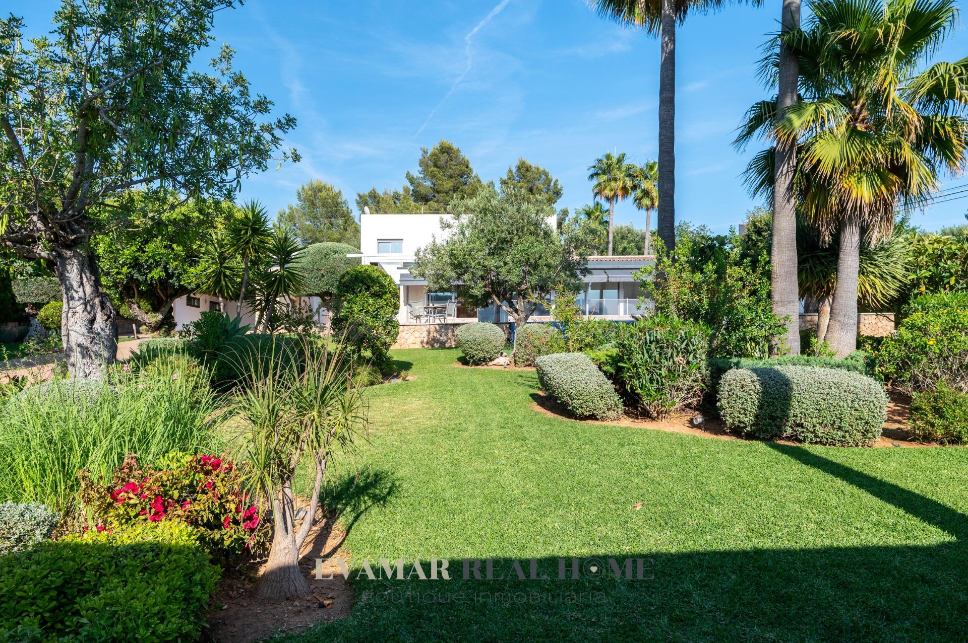CHALET UNIFAMILIAR CON PISCINA DESBORDANTE Y VISTAS A LA SERRA DE TRAMUNTANA