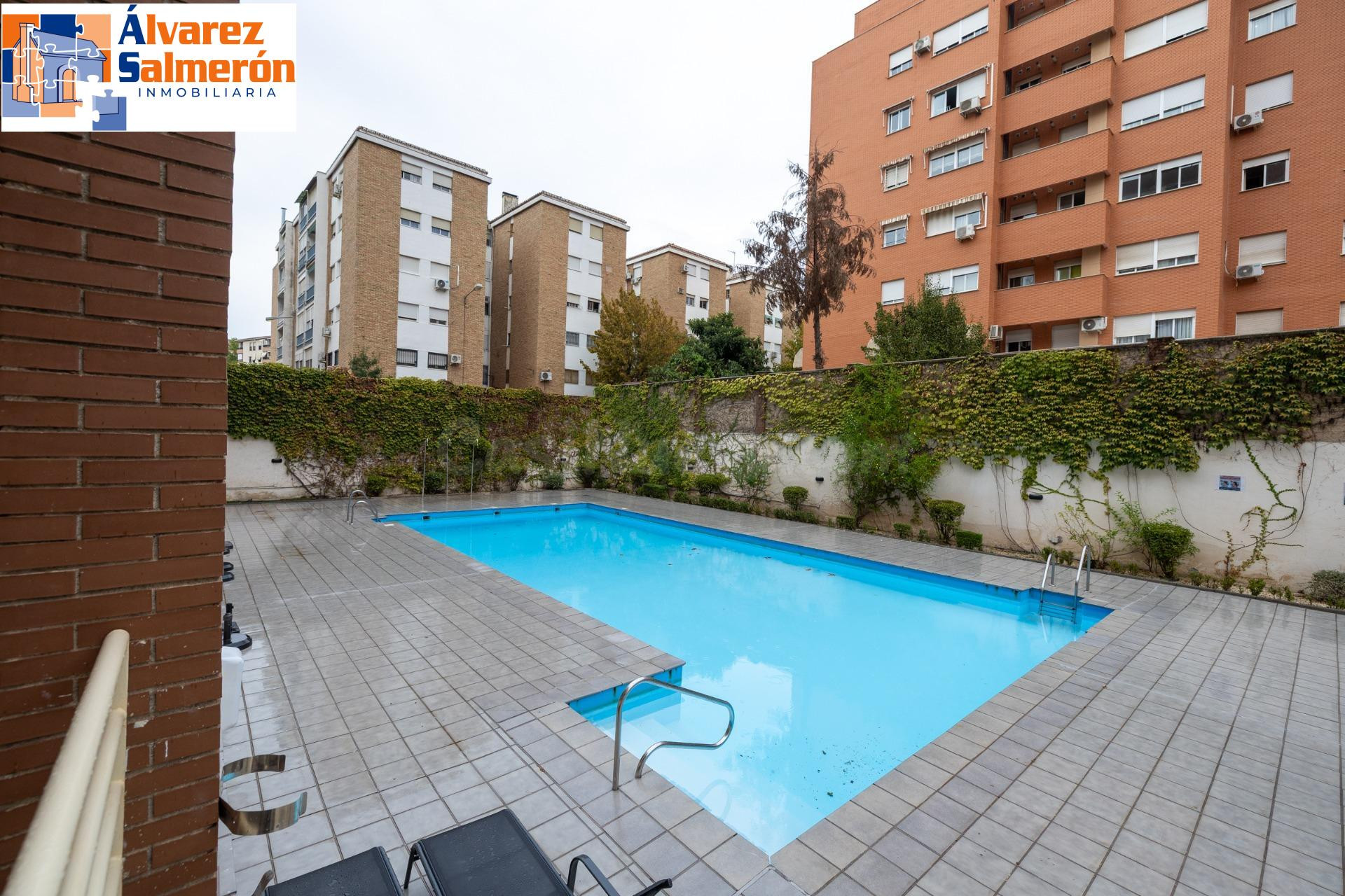 Piso de dos dormitorios en Sanders, en urbanización privada con piscina, pistas de padel, plaza de garaje y trastero