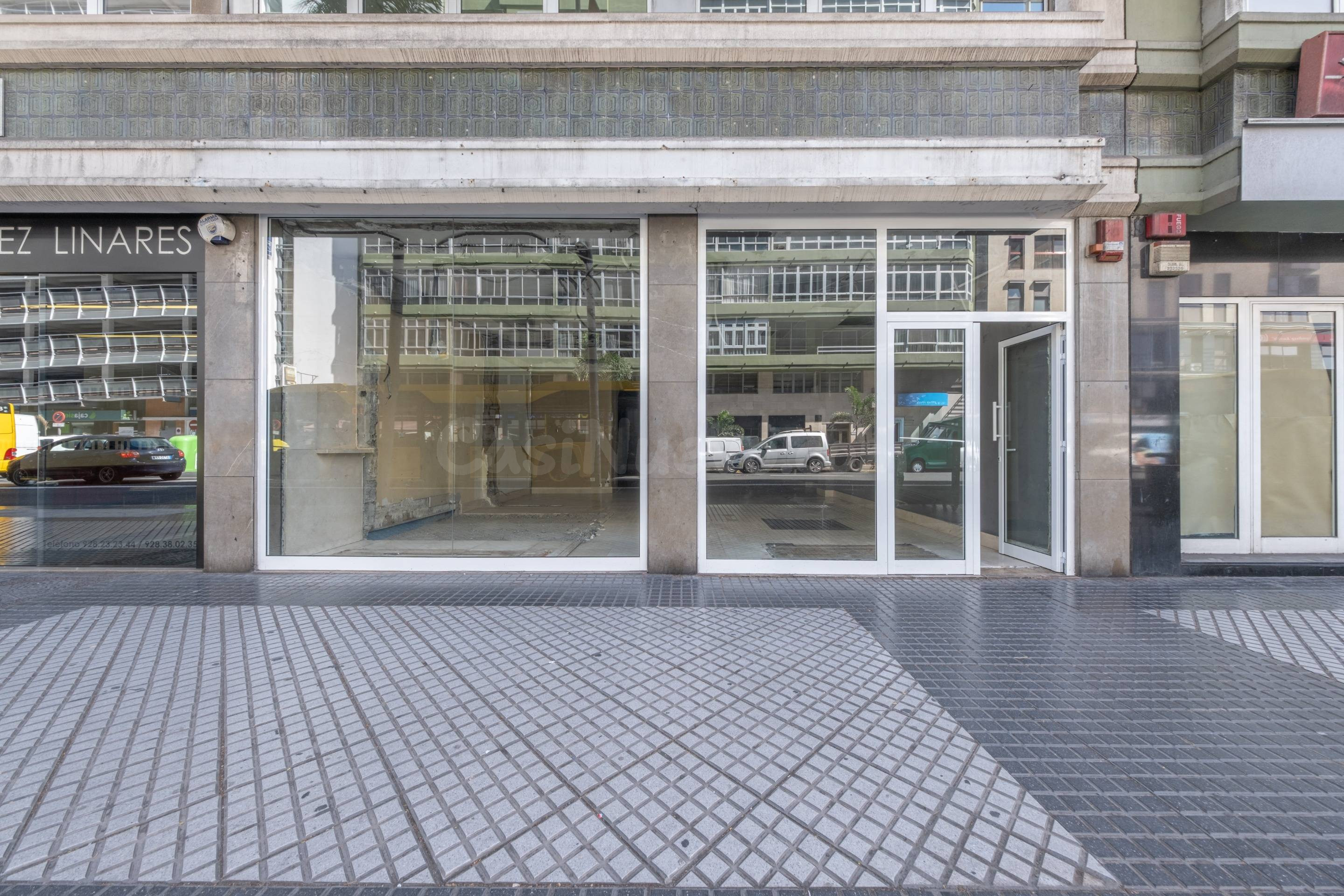 Local comercial de 200 m2 en Rafael Cabrera – Gran visibilidad y salida a dos calles