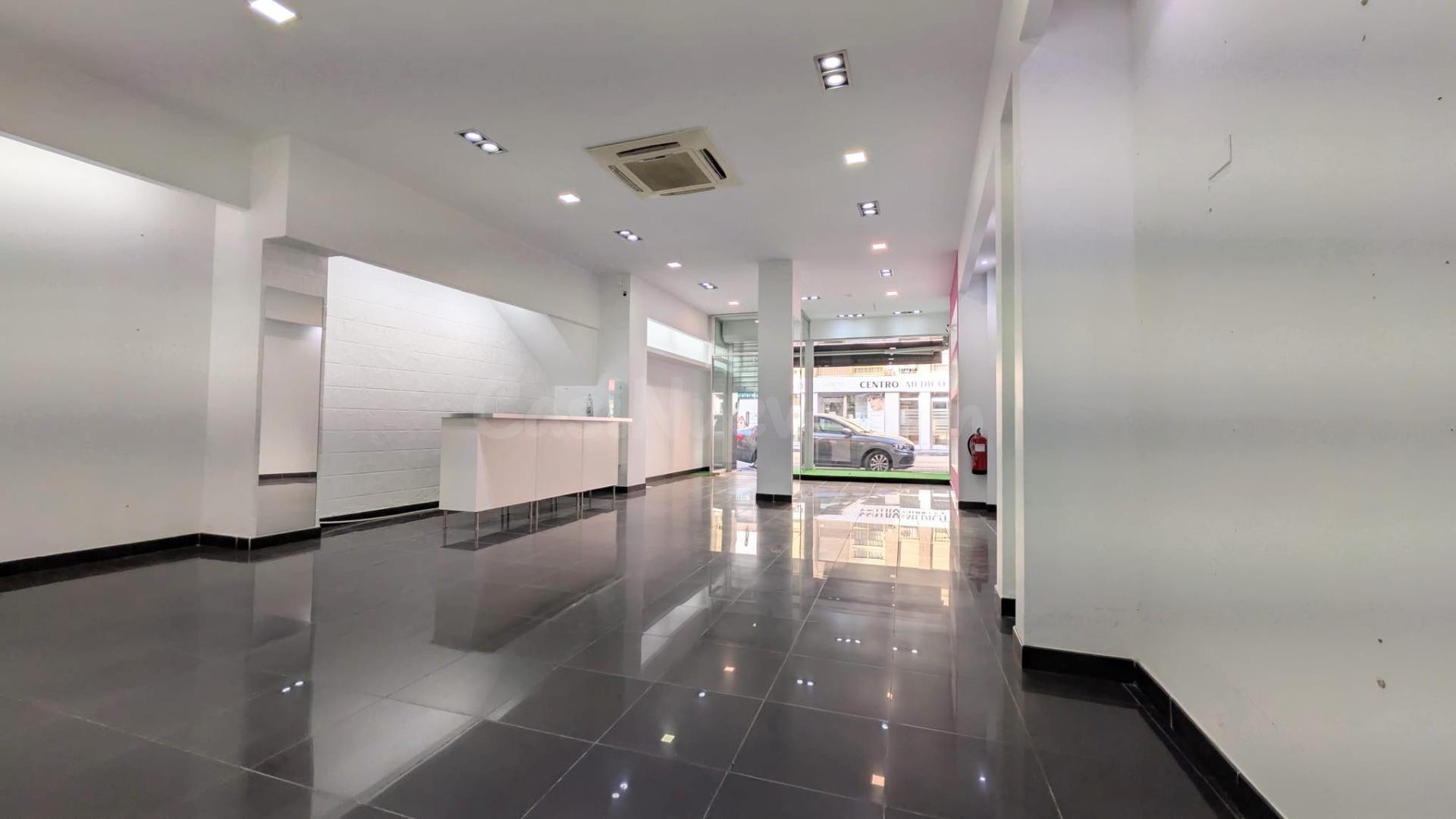 ¡GRAN LOCAL COMERCIAL EN ALQUILER, ELCHE, JUNTO A HIPERBER Y REINA VICTORIA, 150 M2, ASEO Y CRISTALERA A LA CALLE!
