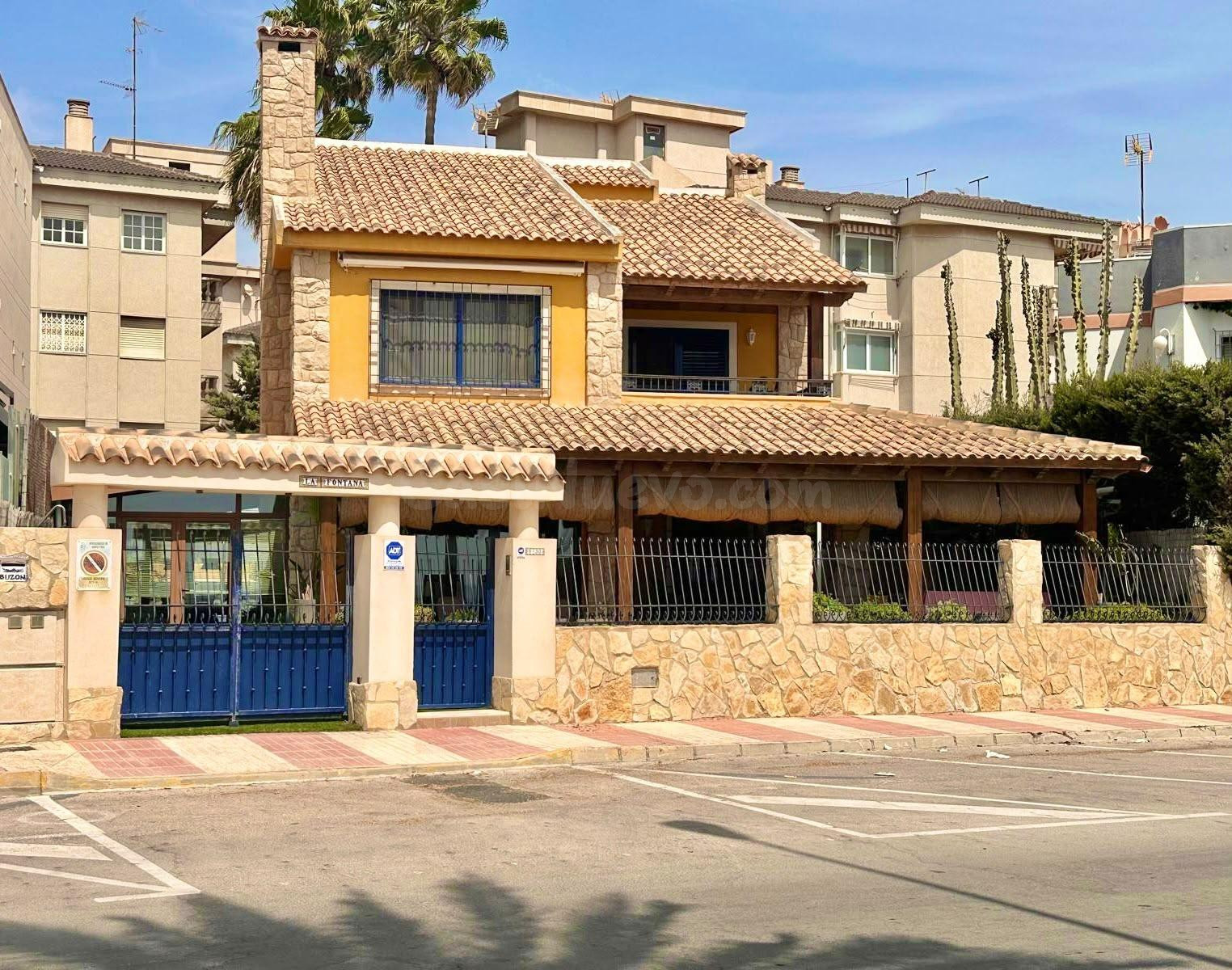 Chalet independiente en primera línea de mar en Santiago Bernabéu, Santa Pola