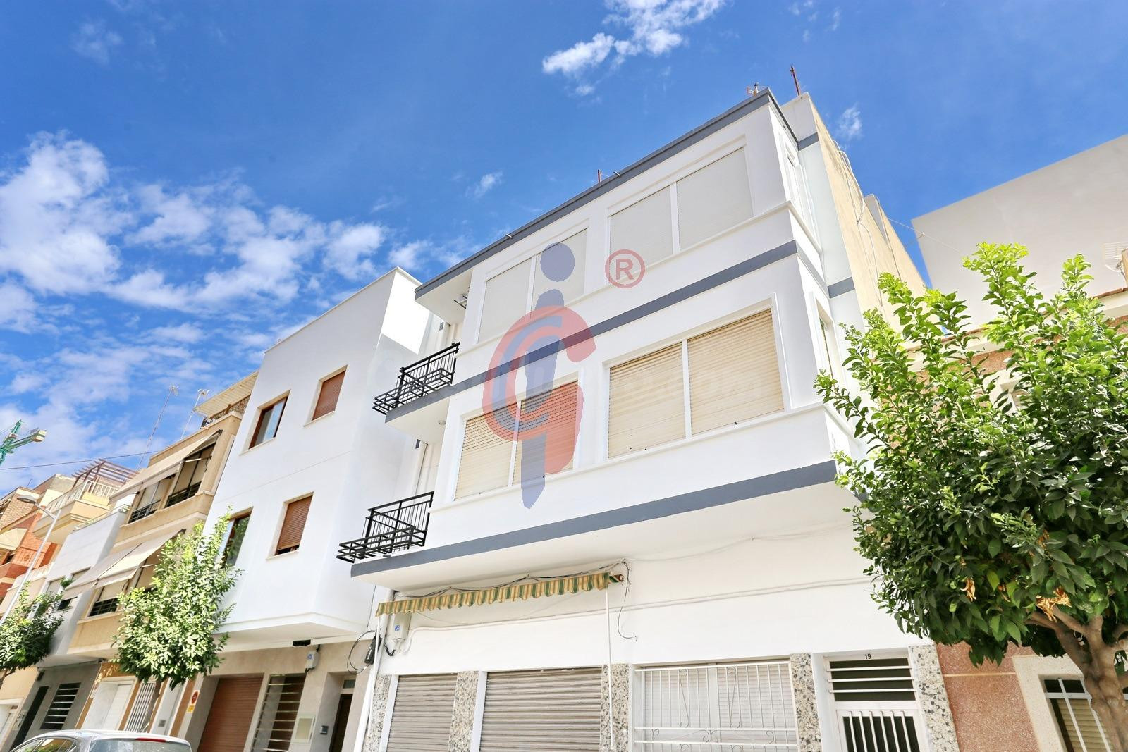 VIVIENDA TOTALMENTE REFORMADA A 700 METROS DE LA PLAYA – GUARDAMAR DEL SEGURA