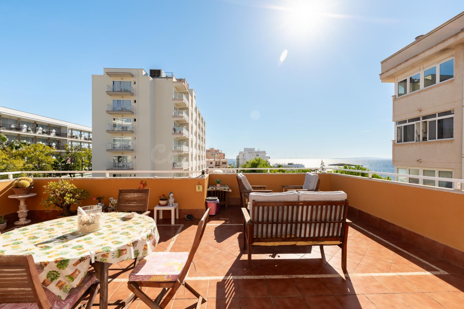 Ático con balcón, terraza y vistas al mar en Cala Estancia, Palma de Mallorca