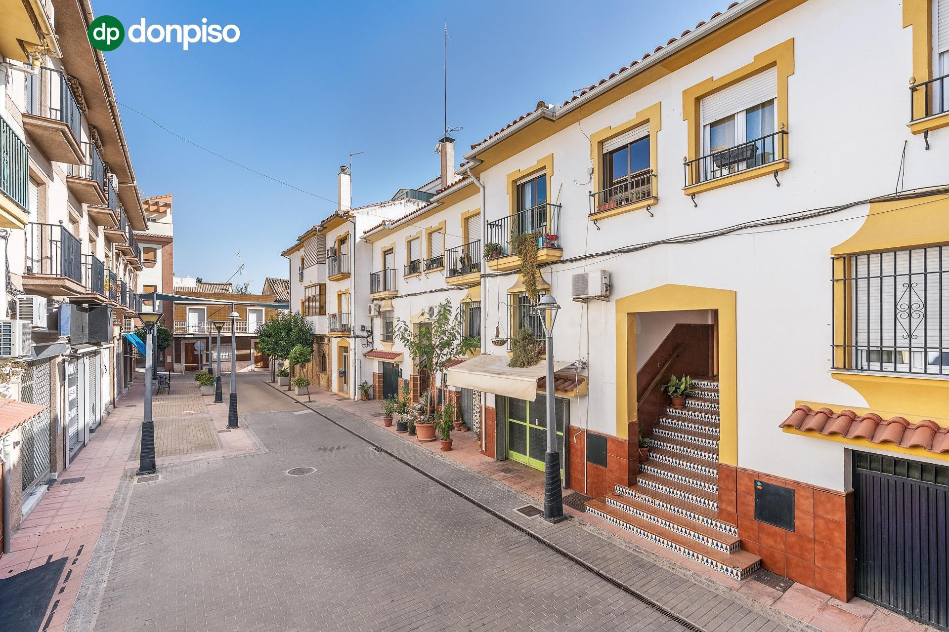 PRECIOSA CASA ADOSADA EN EL CENTRO DE PELIGROS