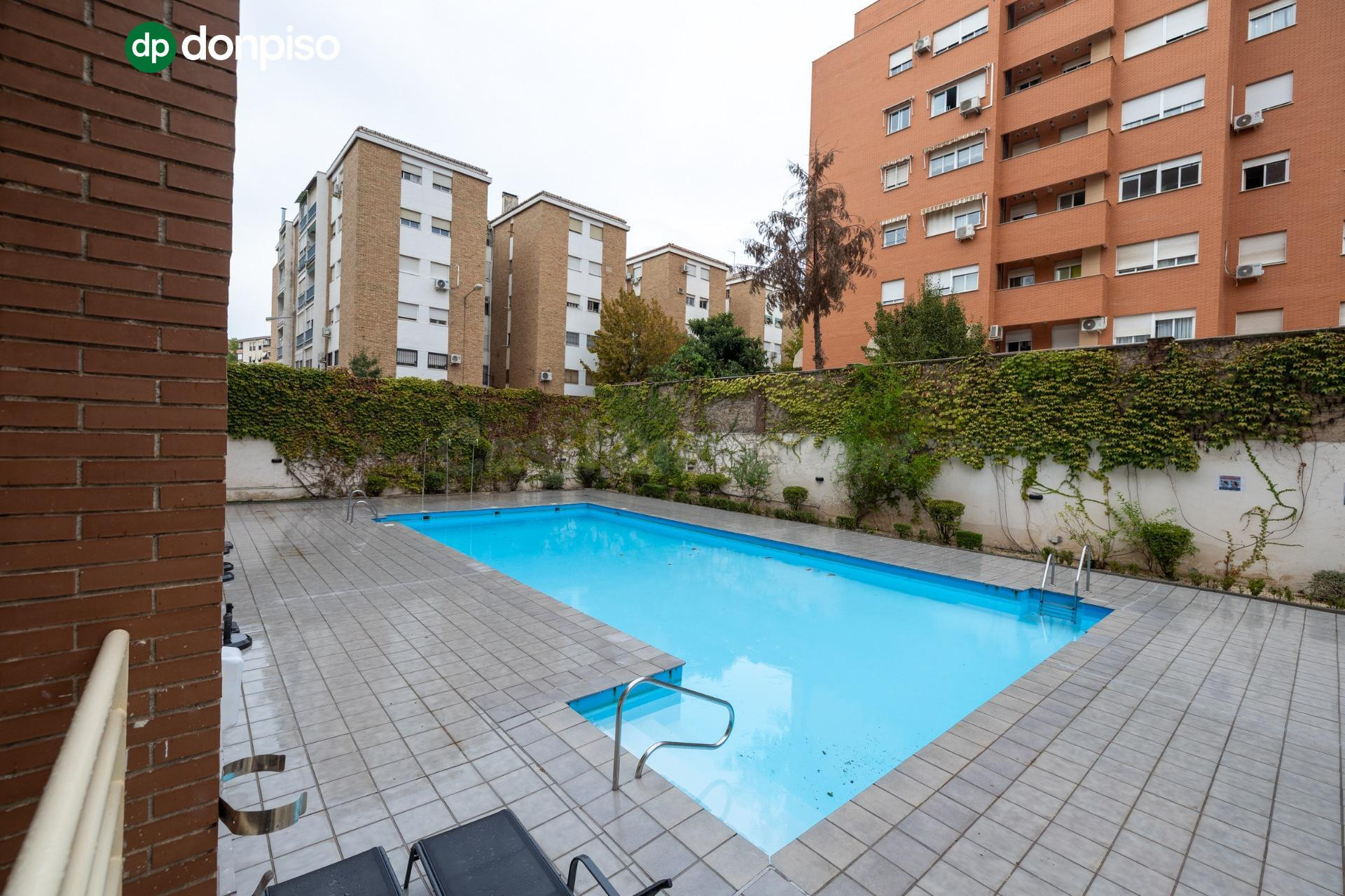 Piso de dos dormitorios en Sanders, en urbanización privada con piscina, pistas de padel, plaza de garaje y trastero