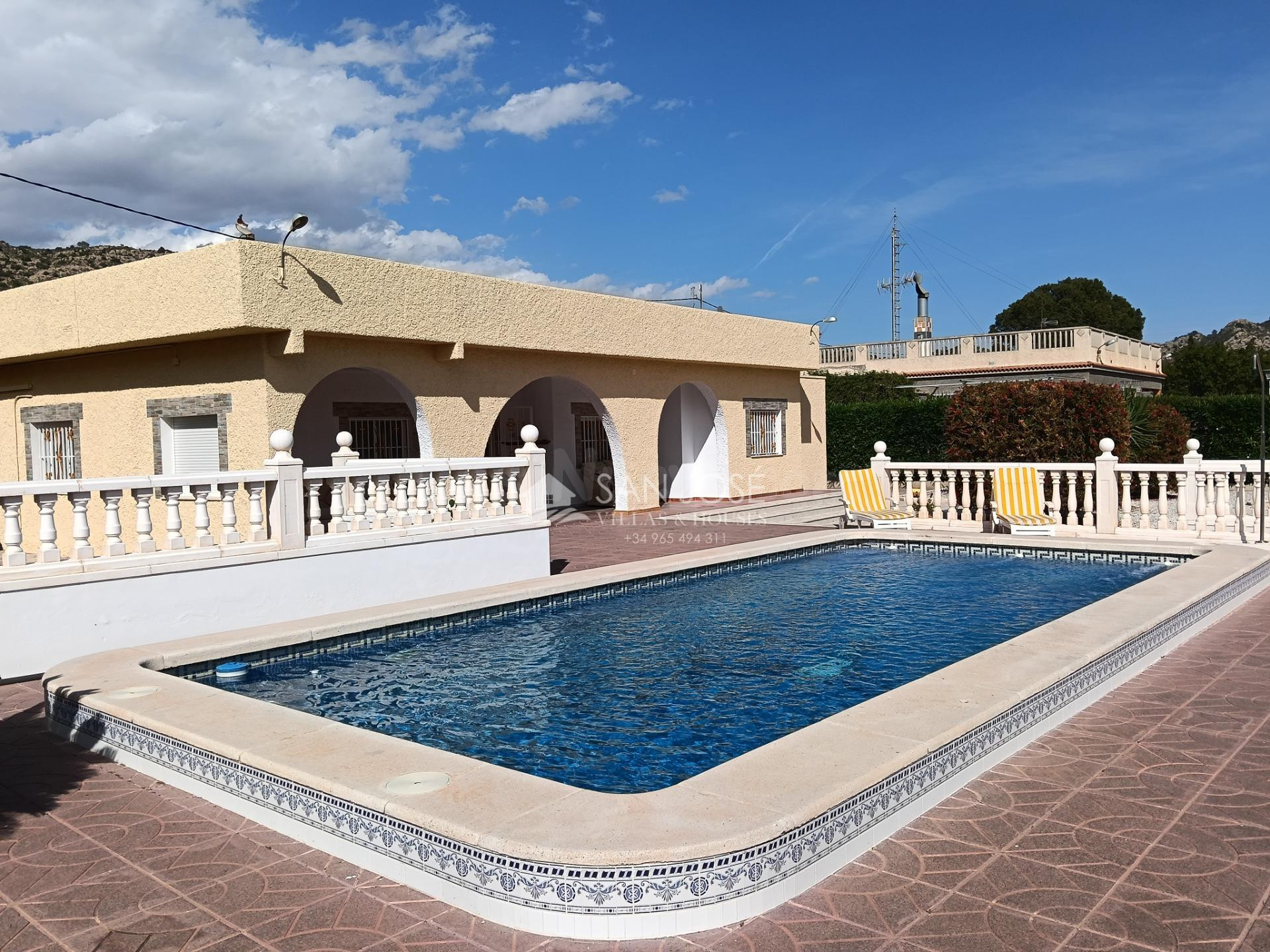 SE VENDE CHALET CON PISCINA EN BUEN ESTADO EN ASPE