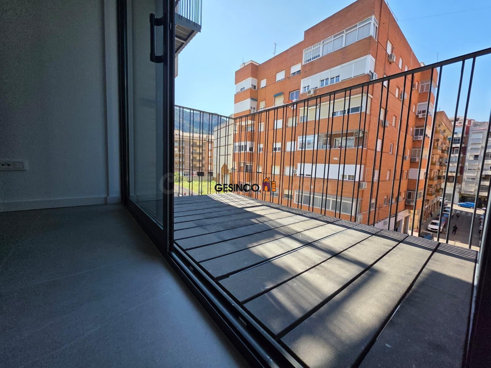 PISO EN QUINTA PLANTA SIN AMUEBLAR MUY CÉNTRICO