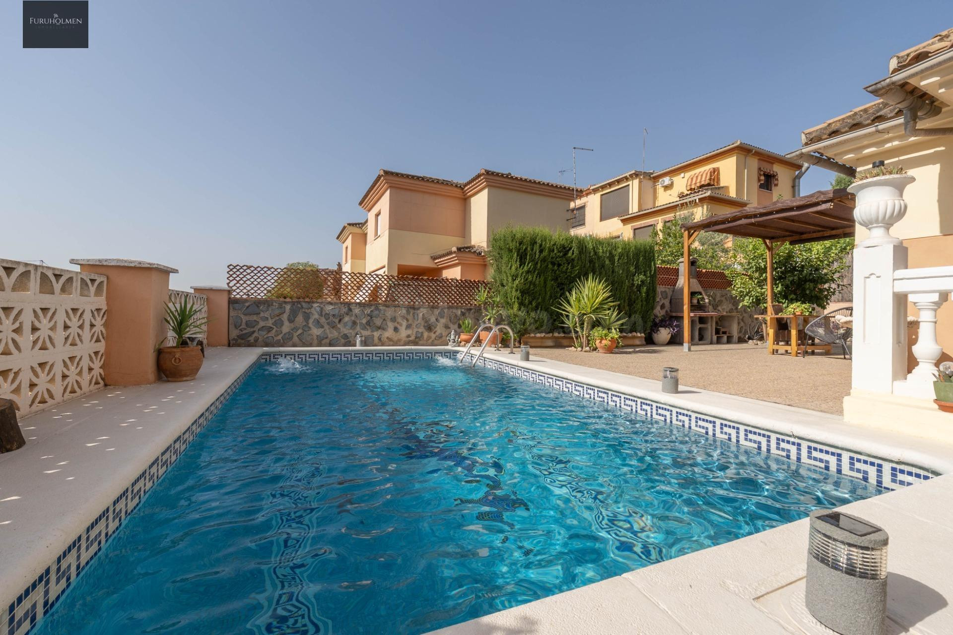 EXCLUSIVA VIVIENDA CON PISCINA PRIVADA EN URBANIZACIÓN "EL TORREÓN" EN ALBOLOTE.