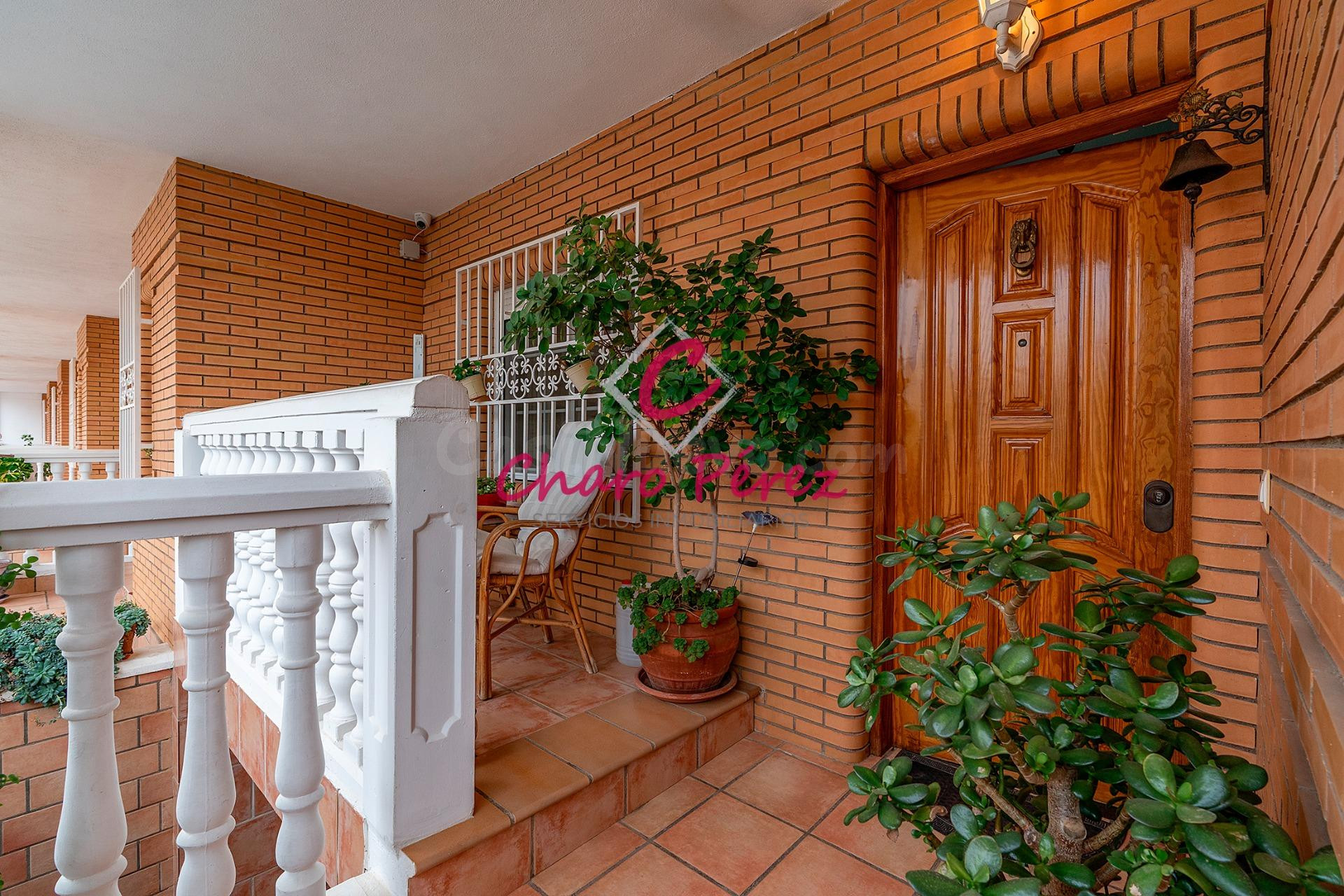 Vivienda en esquina lista para entrar a vivir en Aguadulce centro, zona Pedro Muñoz Seca.