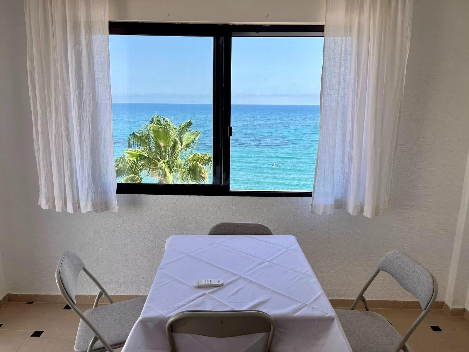 Ático en primera línea de playa con terraza y vistas frontales al mar – Roquetas de Mar