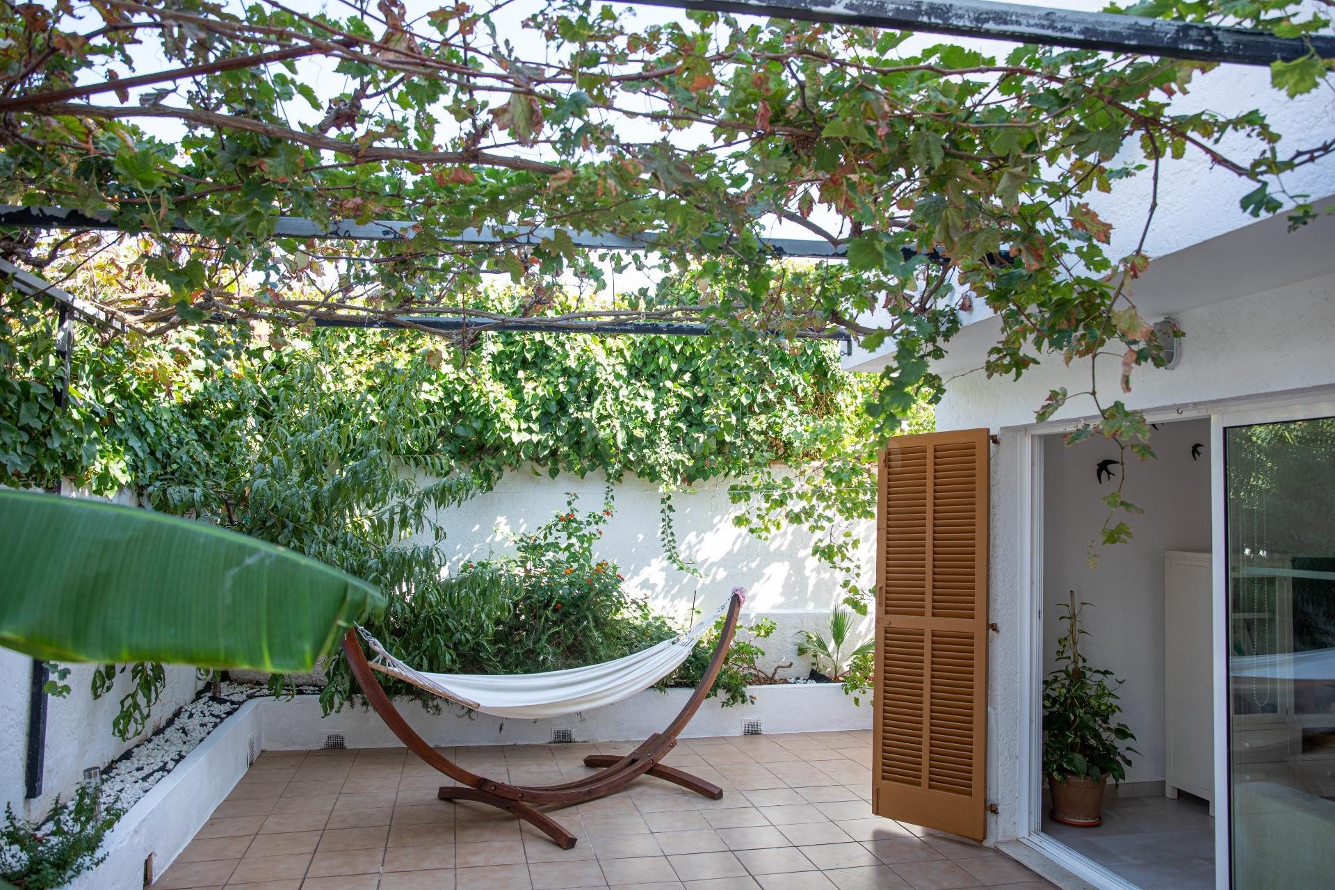 Encantadora vivienda unifamiliar con patio privado, piscina y vistas al mar en Cala Millor.