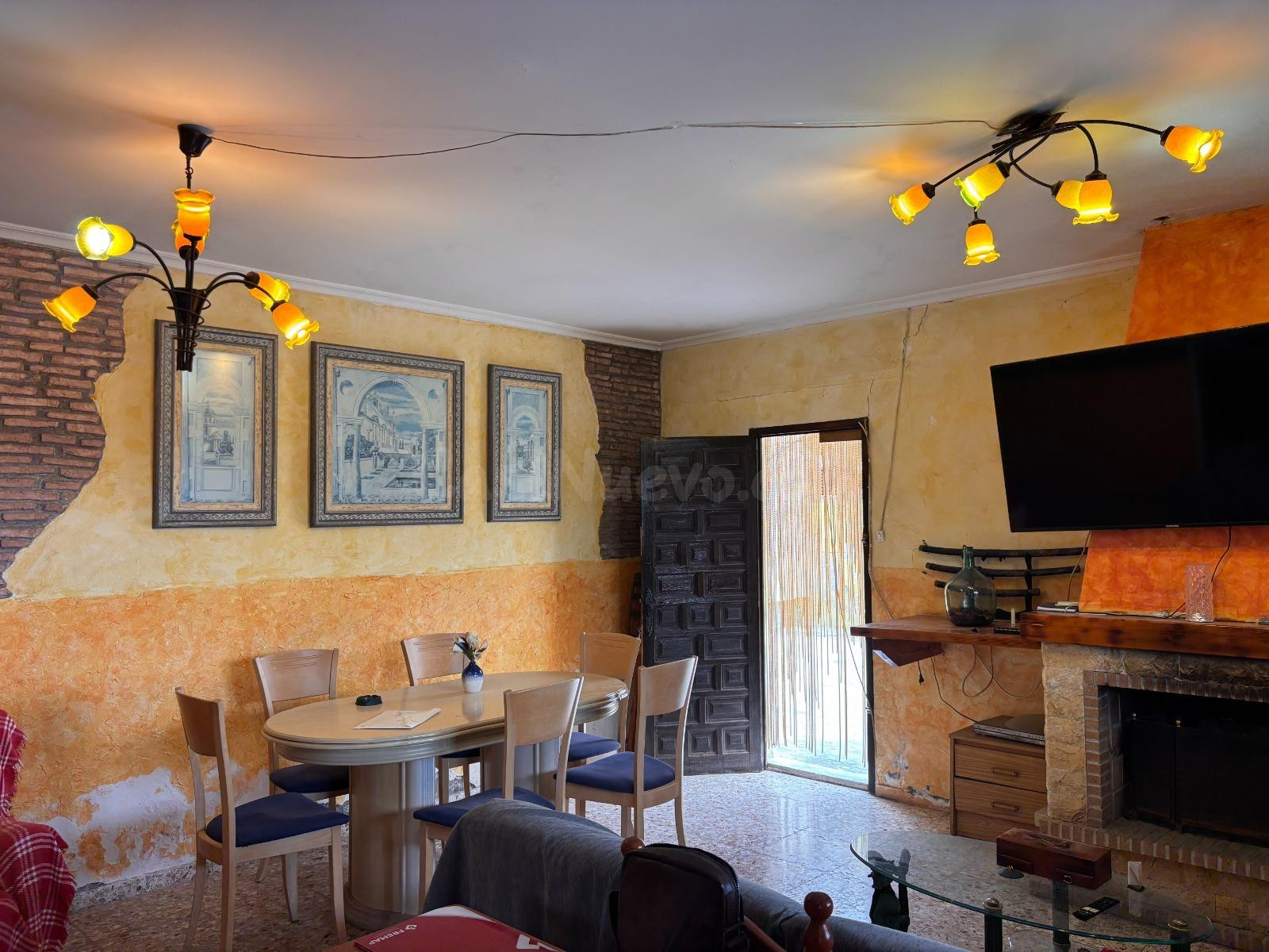 Chalet en Venta: Oportunidad Única por €318,000