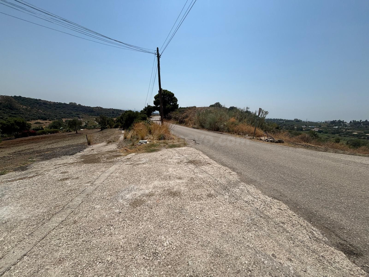 Parcela con licencia en Estepona: vistas mar y montaña
