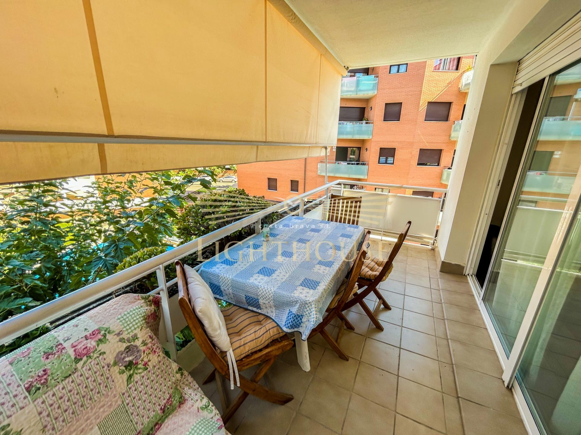 Piso exterior con balcón y piscina en tercera línea de mar, Lloret de Mar