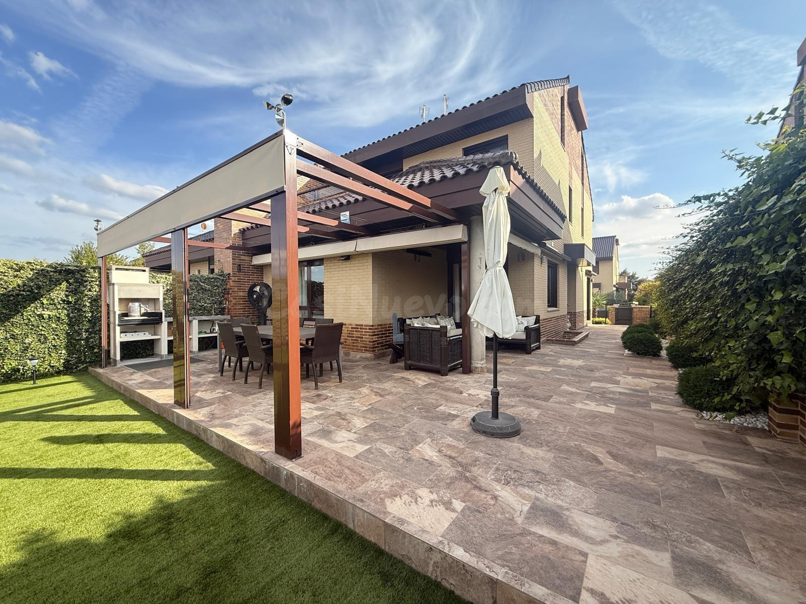 Exclusivo Chalet Unifamiliar de 336 m2 con Jardín Privado y 