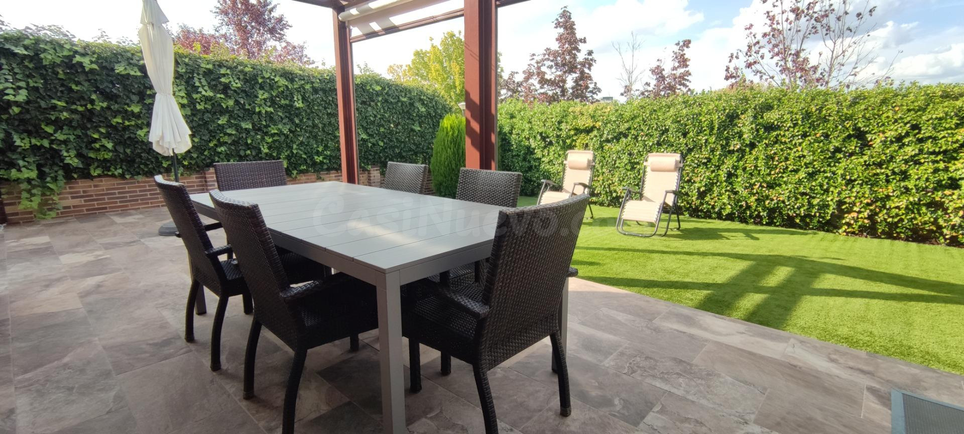 Exclusivo Chalet Unifamiliar de 336 m2 con Jardín Privado y  - foto 2