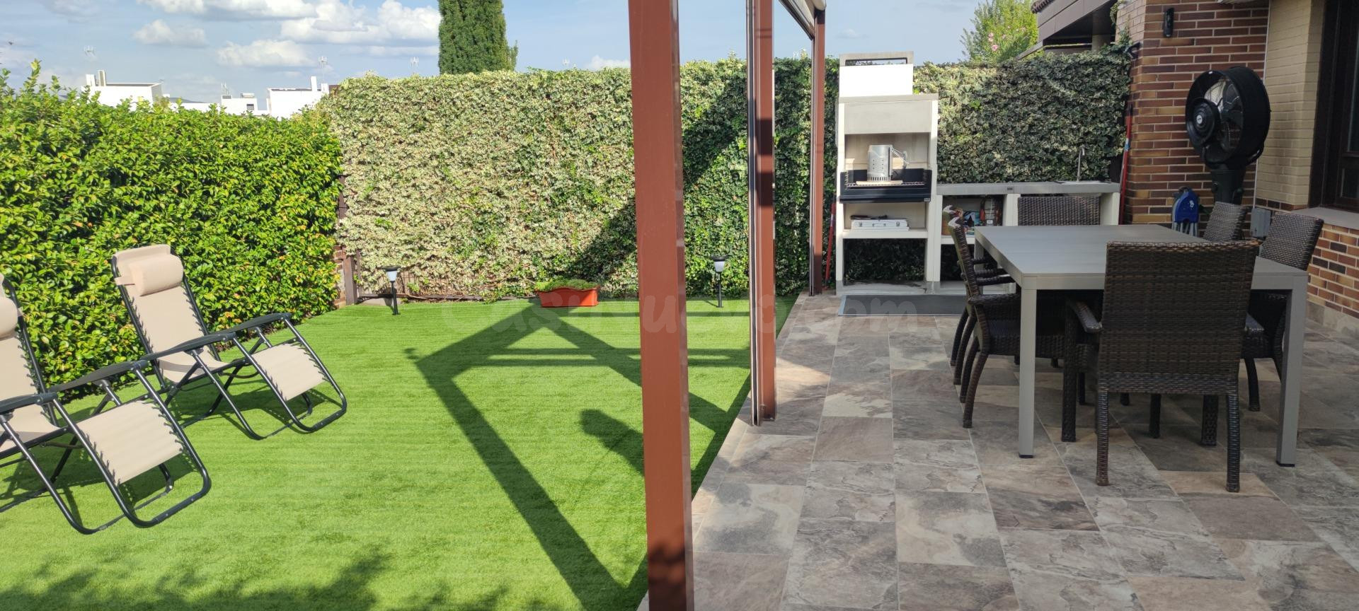 Exclusivo Chalet Unifamiliar de 336 m2 con Jardín Privado y  - foto 3
