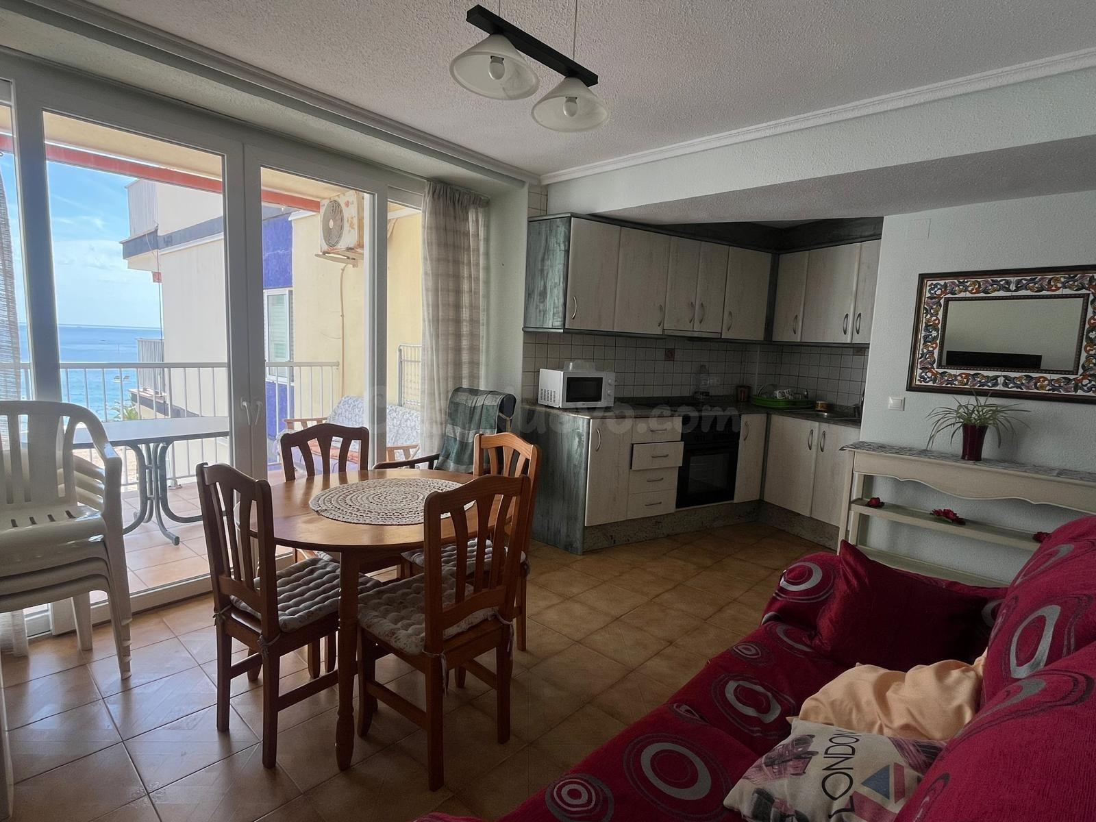 APARTAMENTO EN PRIMERA LÍNEA DE PLAYA EN BENIDORM CON TERRAZA Y PARKING