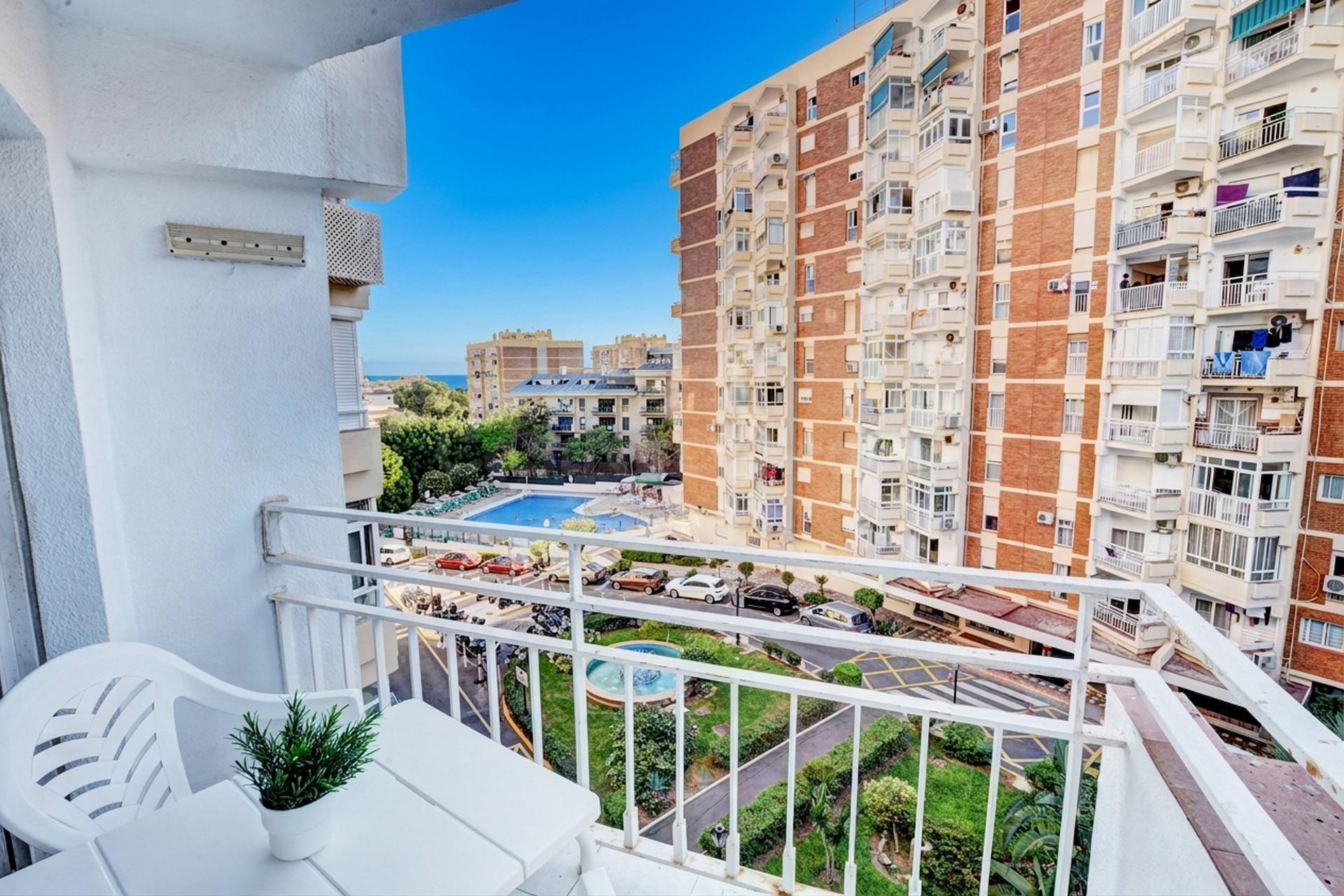 Apartamento en Centro de Arroyo de la Miel con piscina y parking comunitaria
