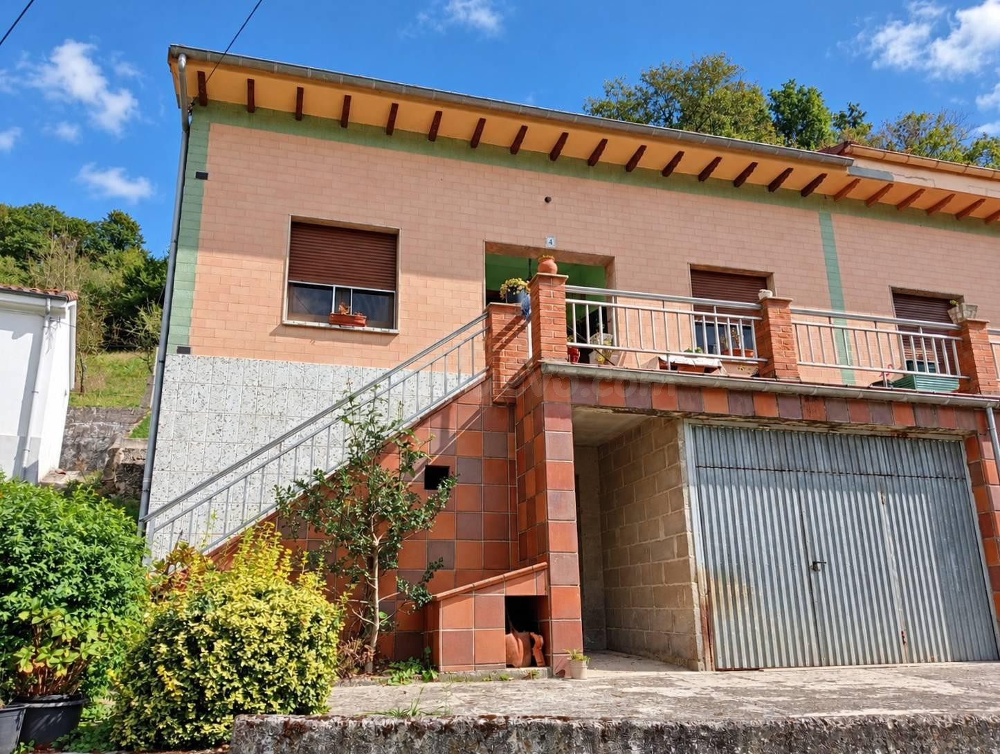 Casa en Carbayín: cuatro dormitorios, dos garajes y terreno para disfrutar de la vida de pueblo