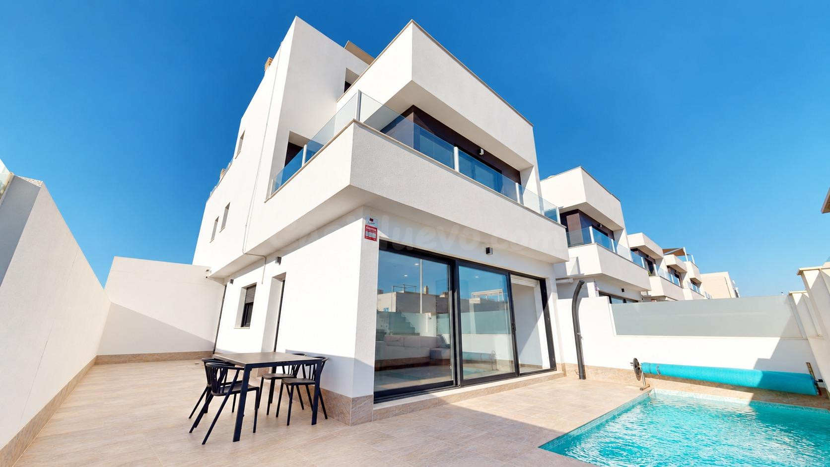 Amplia VILLA de nueva construcción con piscina privada en San Pedro del Pinatar