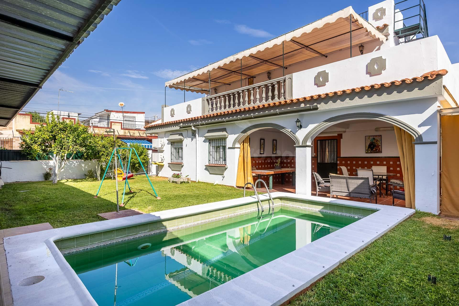 Espaciosa vivienda pareada con jardín, piscina, garaje y gran terraza en Mairena del Aljarafe