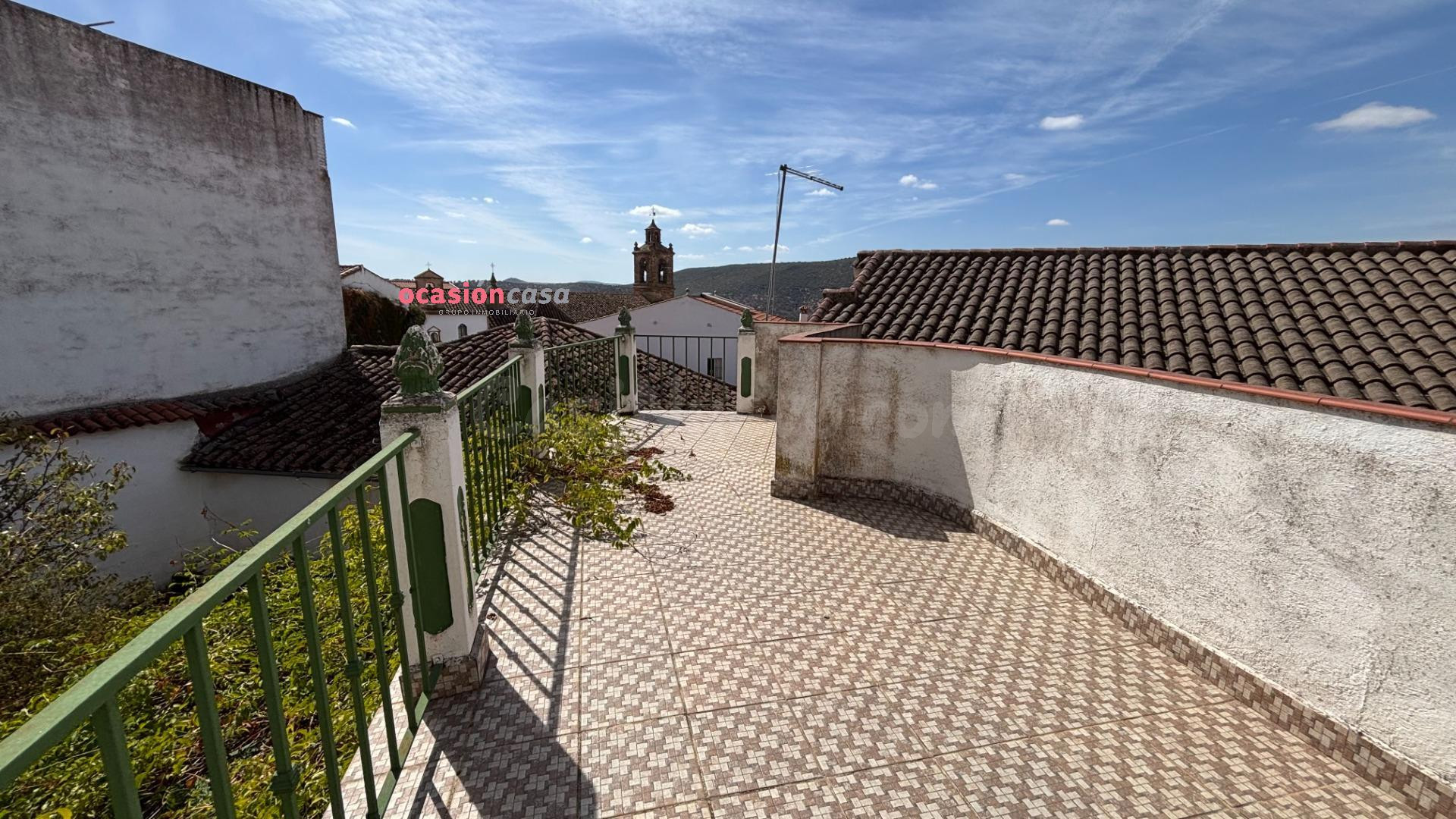 CASA CON PATIO Y TERRAZA A LA VENTA