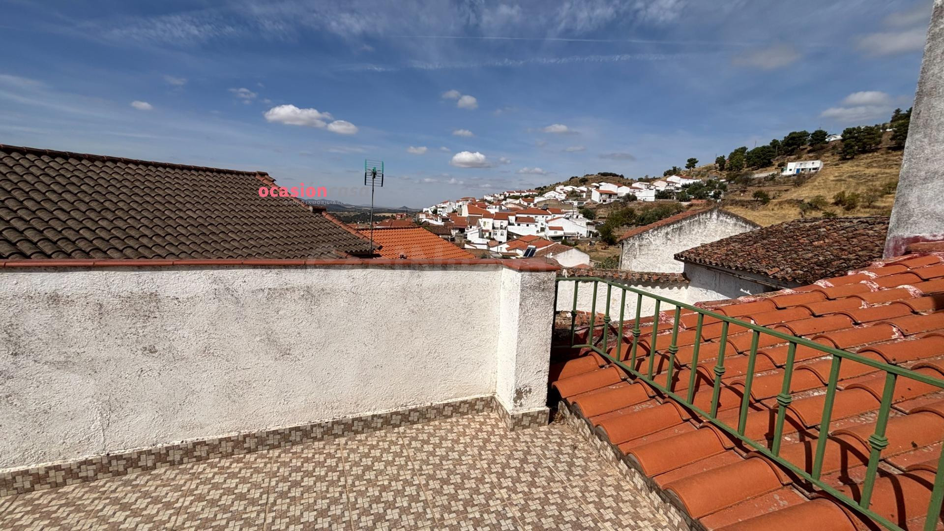 CASA CON PATIO Y TERRAZA A LA VENTA - foto 2