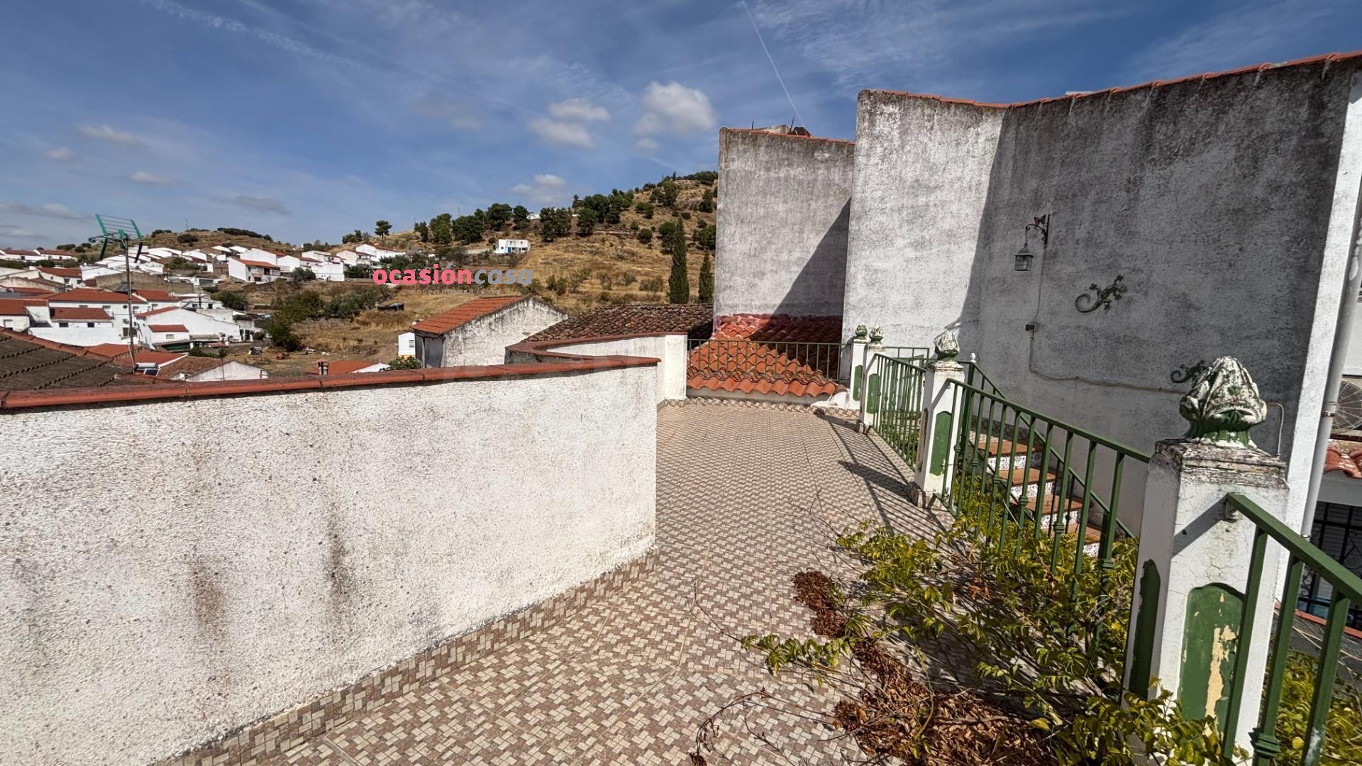 CASA CON PATIO Y TERRAZA A LA VENTA - foto 3