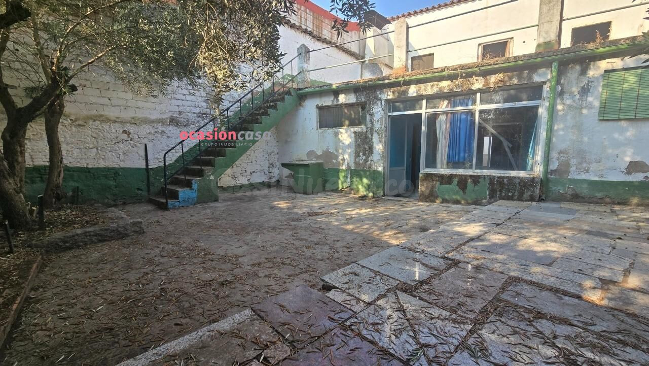 CASA DE 2 PLANTAS CON PATIO EN HINOJOSA