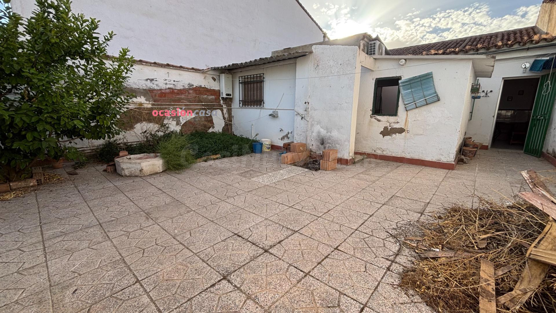 CASA CON PATIO Y COCHERA A LA VENTA - foto 2