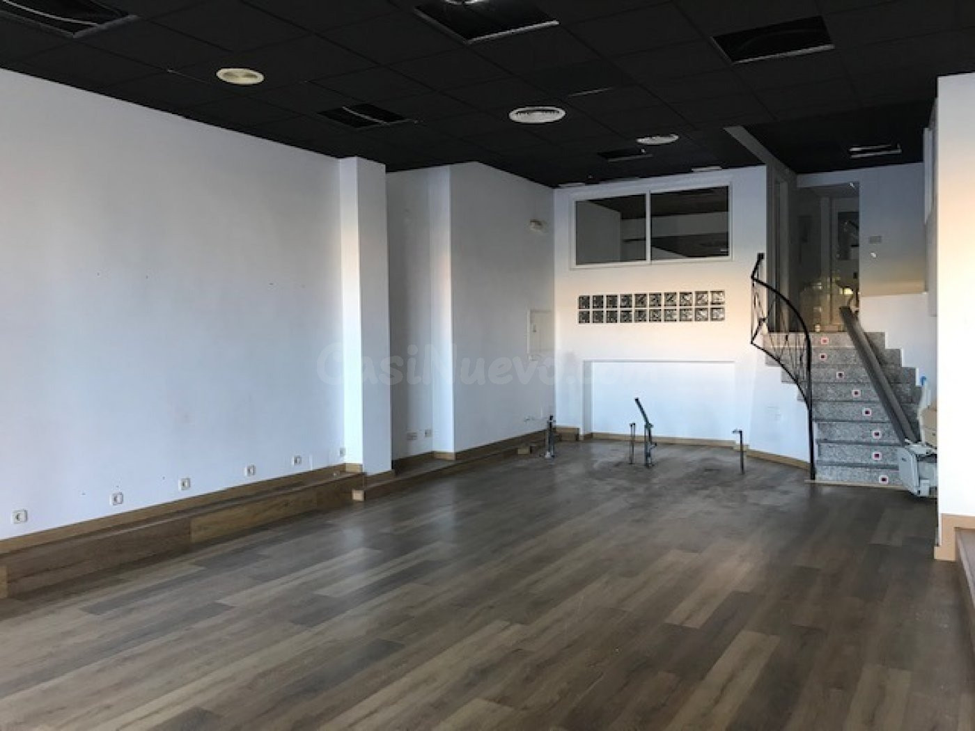 VENTA DE LOCAL COMERCIAL EN VISTALEGRE, FRENTE COLEGIO MARISTAS, 137 m2.