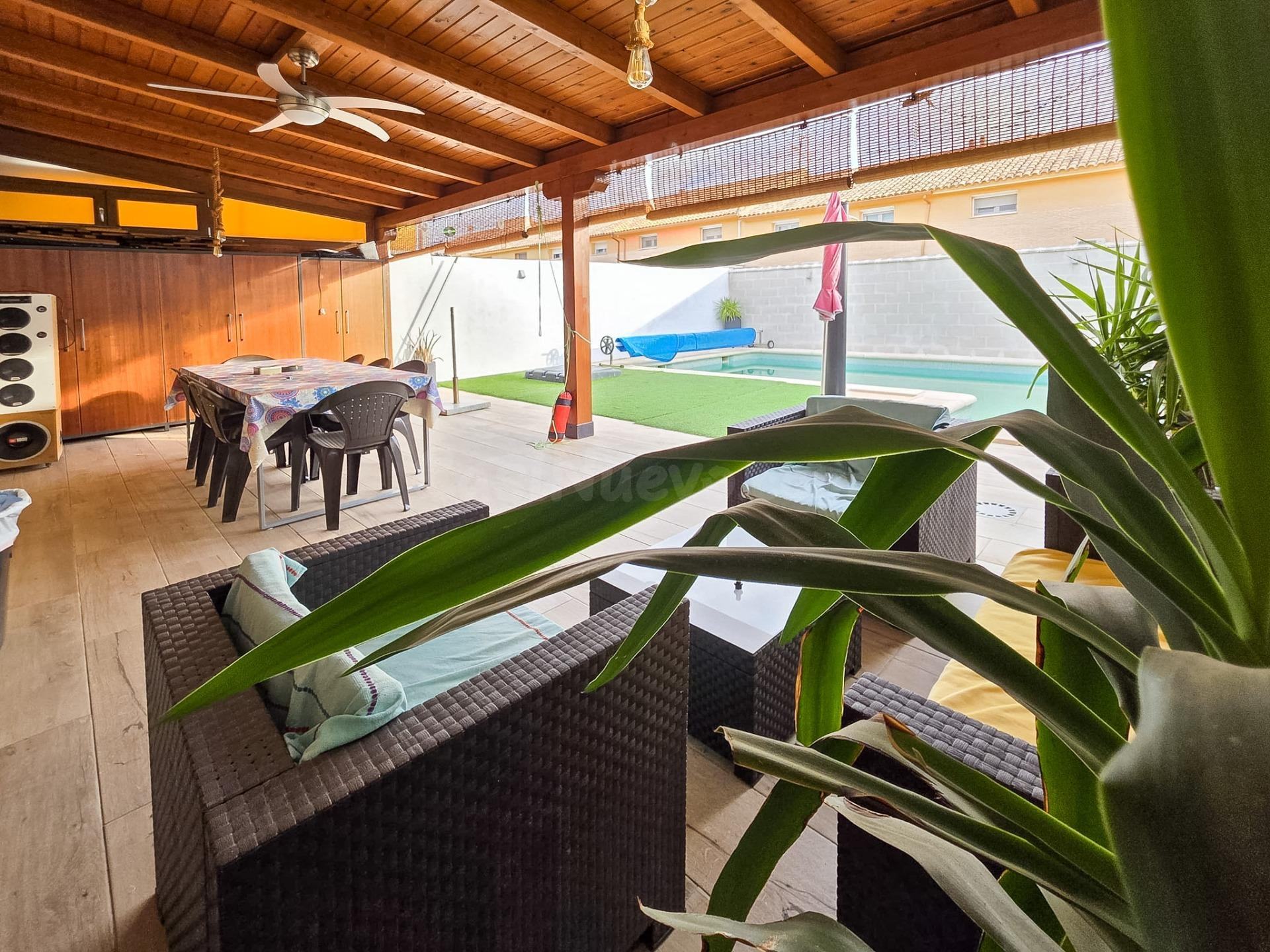 Precioso chalet adosado de 4 dormitorios con piscina privada y garaje en Carranque