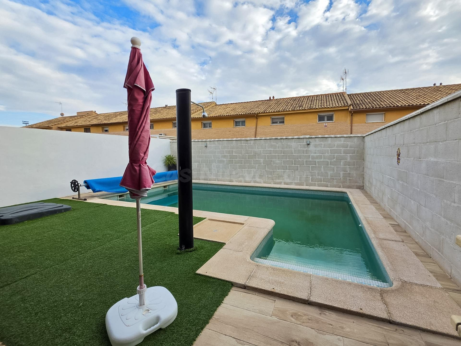 Precioso chalet adosado de 4 dormitorios con piscina privada - foto 3