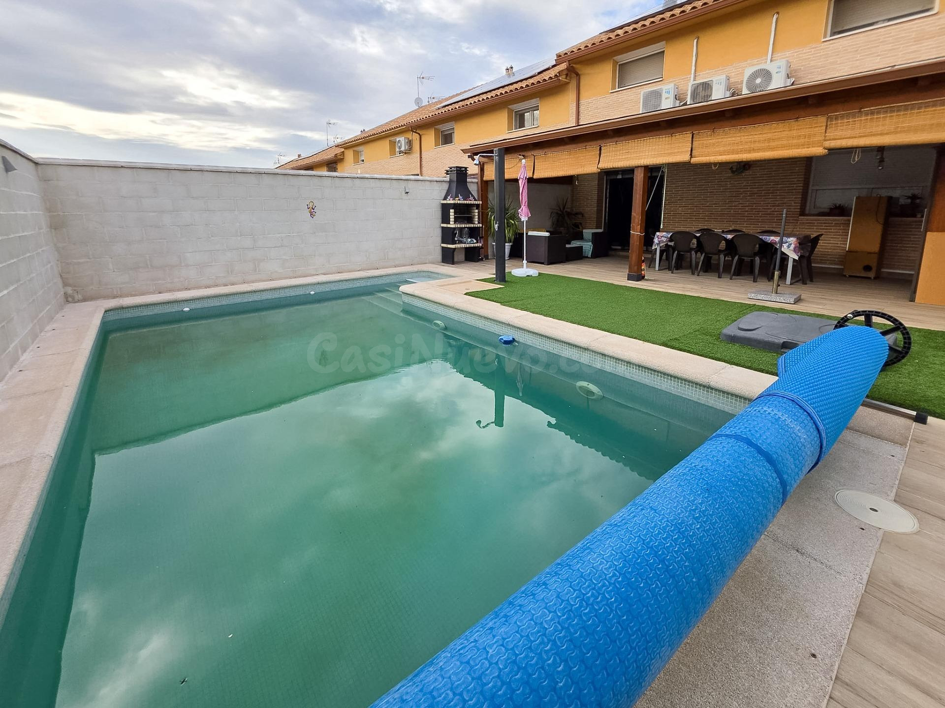 Precioso chalet adosado de 4 dormitorios con piscina privada - foto 4