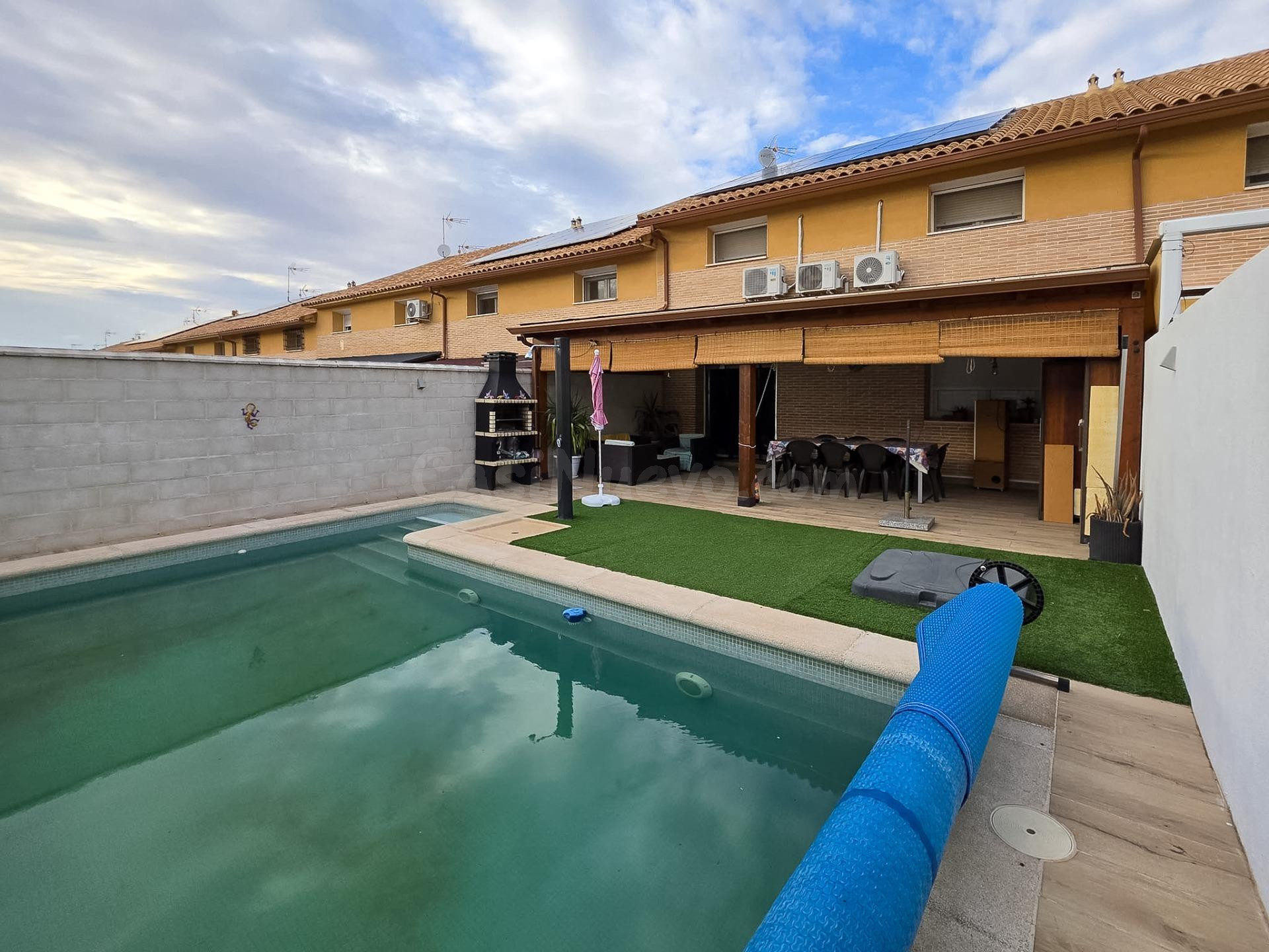 Precioso chalet adosado de 4 dormitorios con piscina privada - foto 5