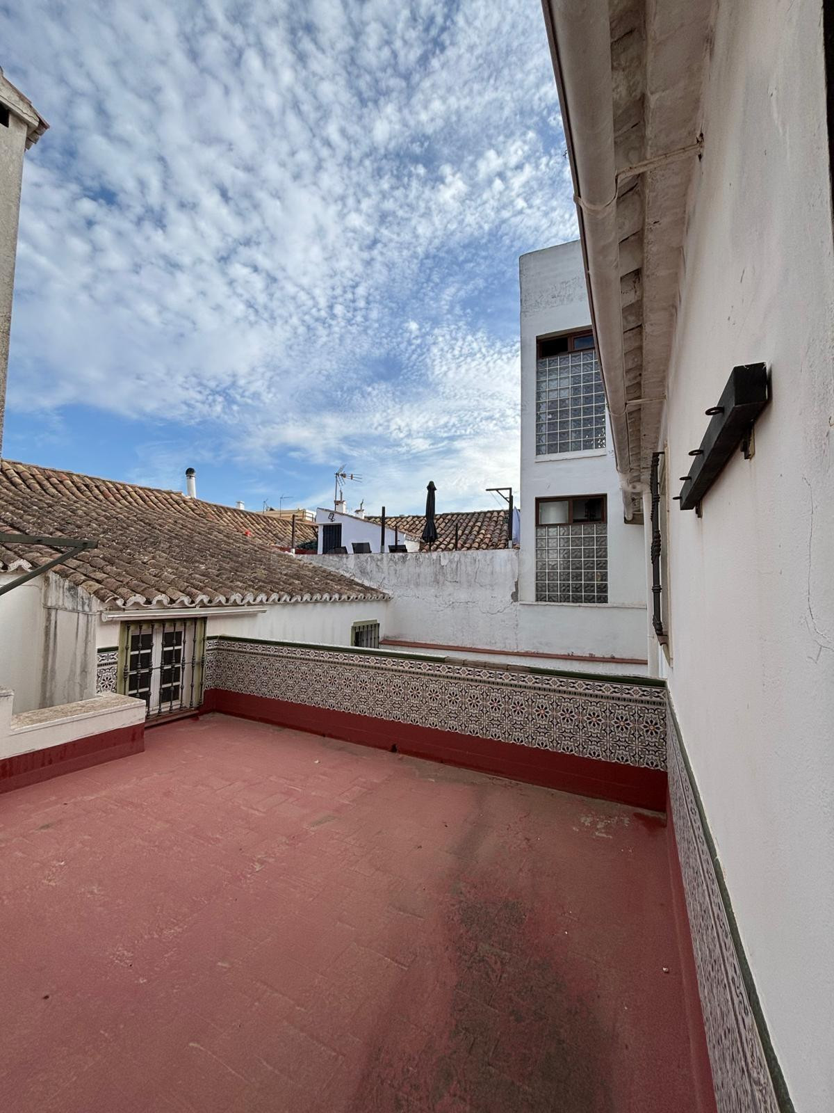 En venta casa a reformar en el centro histórico de San Roque, con local incluido